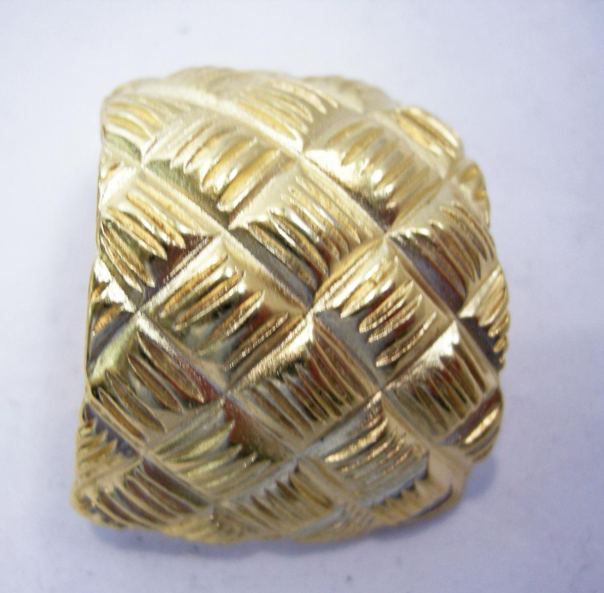 Vintage 60’s Weave Design Clip Earrings In Good Condition For Sale In New York, NY