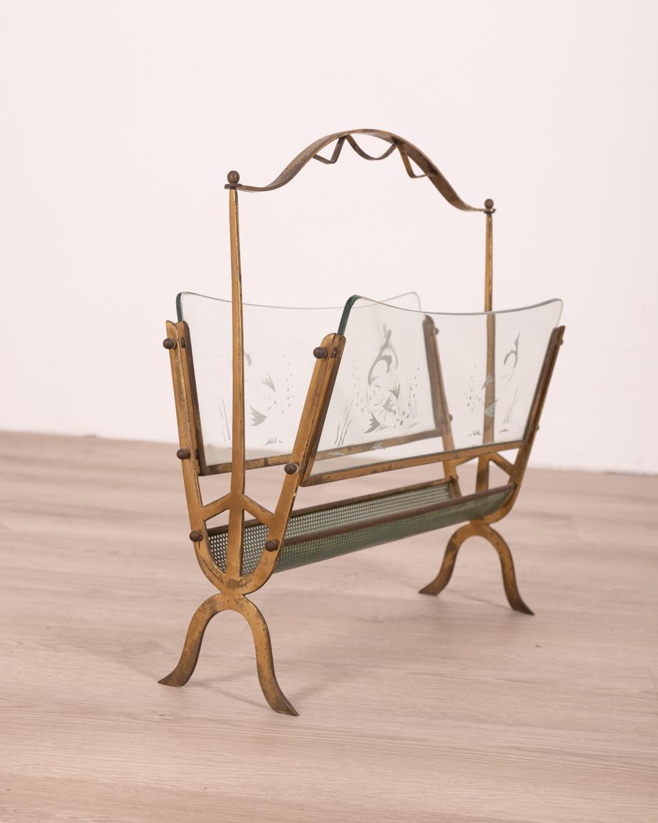 Magazine rack with gilt brass structure and decorated glass. Design Maison Baguès, 60s.

Condition: In good condition, it shows light signs of wear caused by time.

Dimensions: Height 47 cm; Width 44cm; Depth 16cm

Materials: Brass, Metal and