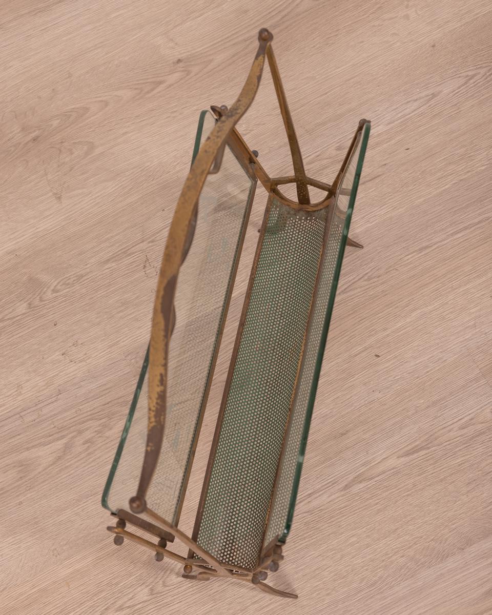 Vintage 60's Magazine Rack in Brass and Glass Design Maison Baguès For Sale 1