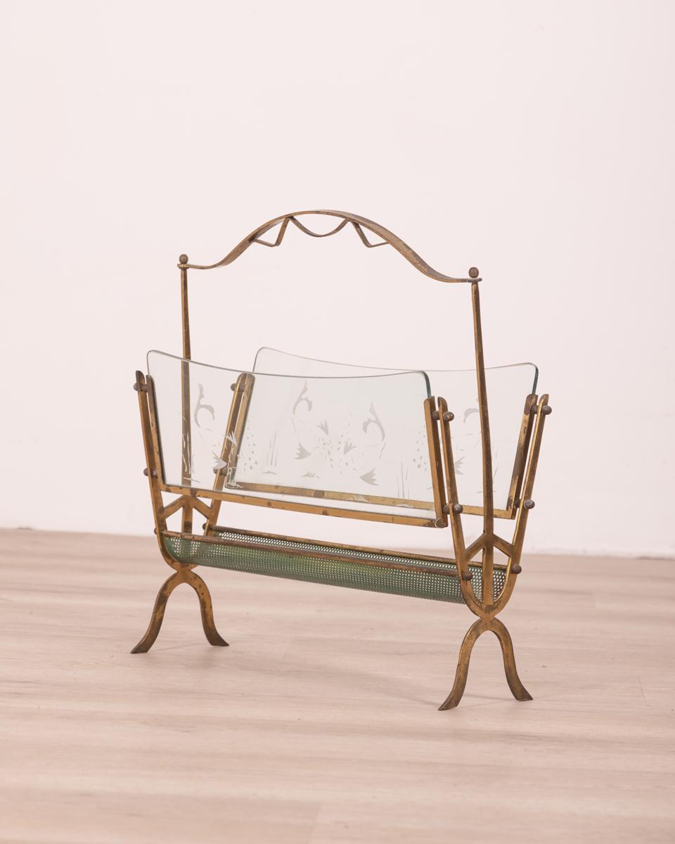 Vintage 60's Magazine Rack in Brass and Glass Design Maison Baguès For Sale 2