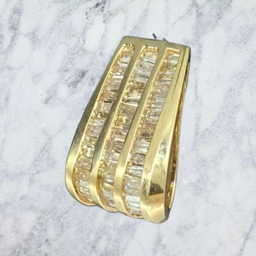 Pendientes de diseño vintage de aro con gota ancha de diamante baguette de 6,10 quilates en venta 1