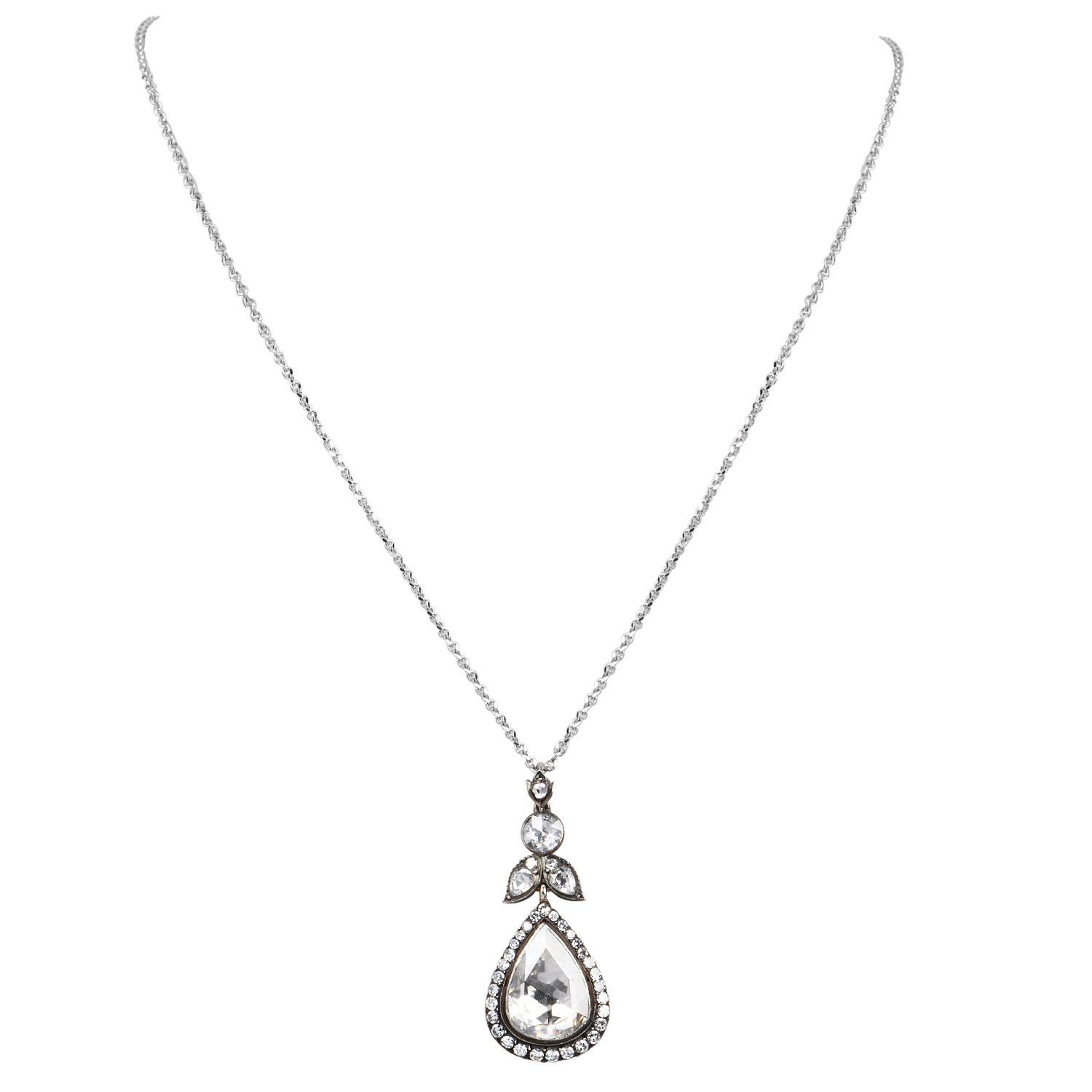 Il ciondolo in oro 14 carati e diamanti Vintage By è caratterizzato da uno splendido diamante a forma di pera con taglio a rosa al centro. Colore I - J e chiarezza. Il pendente è elegantemente incorniciato da un'aureola di diamanti rotondi e la