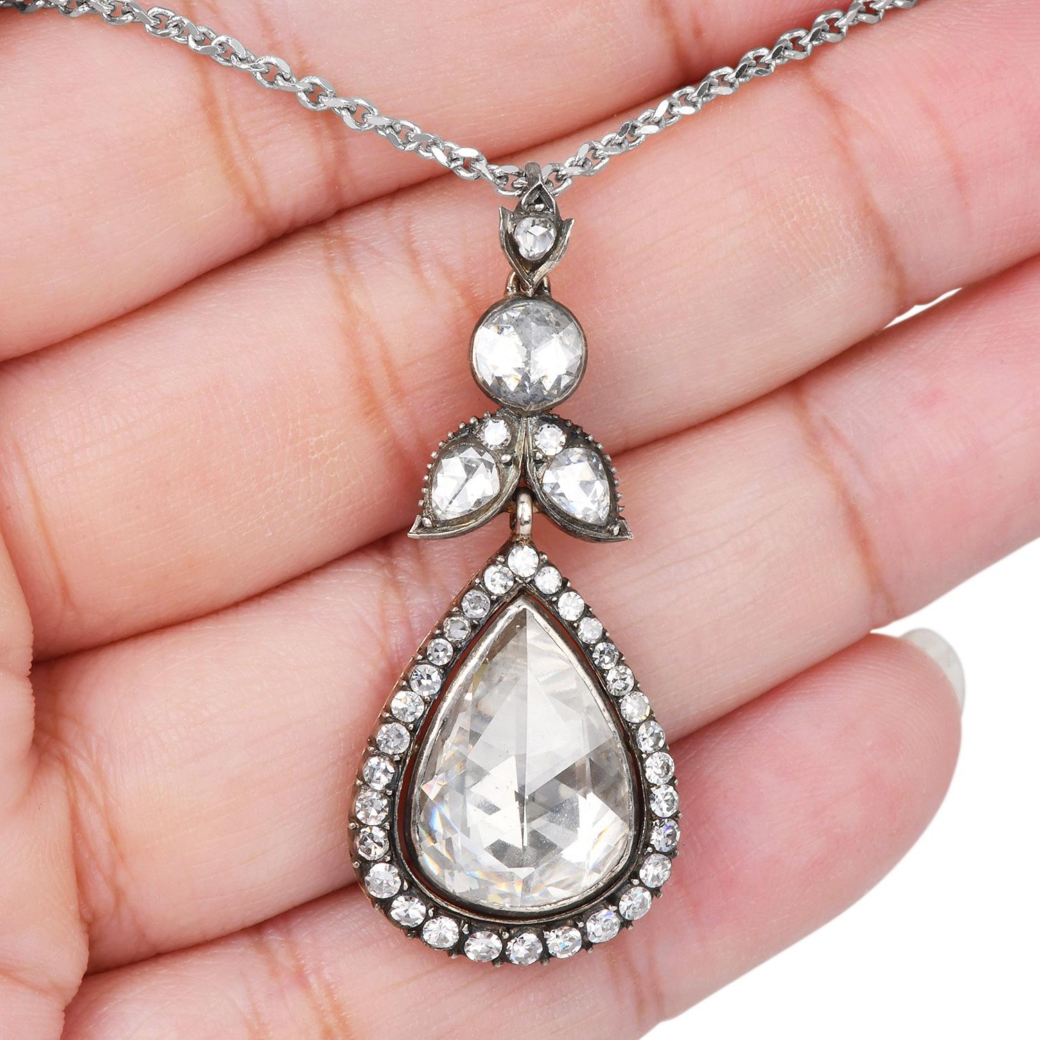Donna Collana con ciondolo in oro e argento con diamanti taglio rosa a goccia vintage da 6,10 carati in vendita