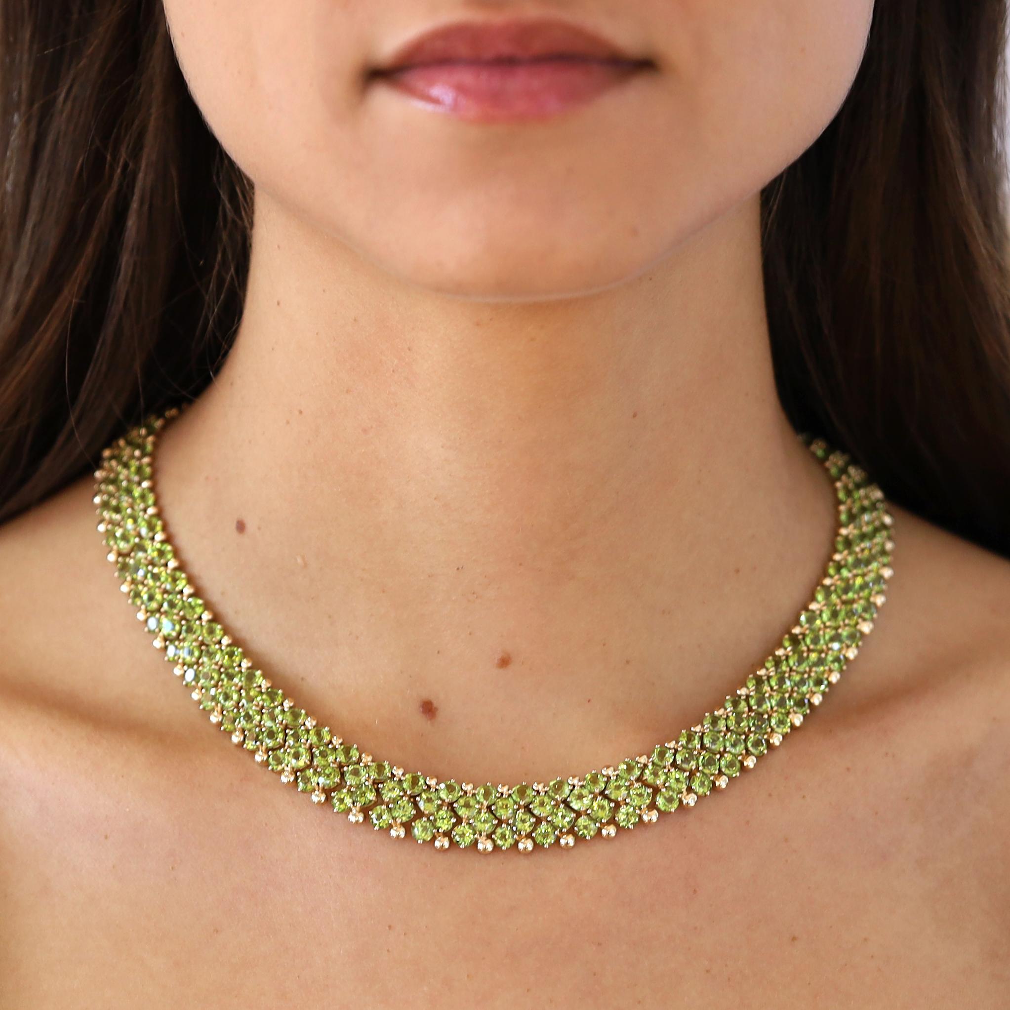 Eine wunderbare, maßgeschneiderte Vintage-Halskette mit Peridot. Dieses Schmuckstück ist mit 62 Karat lebendiger, grüner Peridot-Edelsteine besetzt und schmiegt sich geschmeidig um Ihren Hals. Die Haptik des butterweichen 14-karätigen Goldes wiegt
