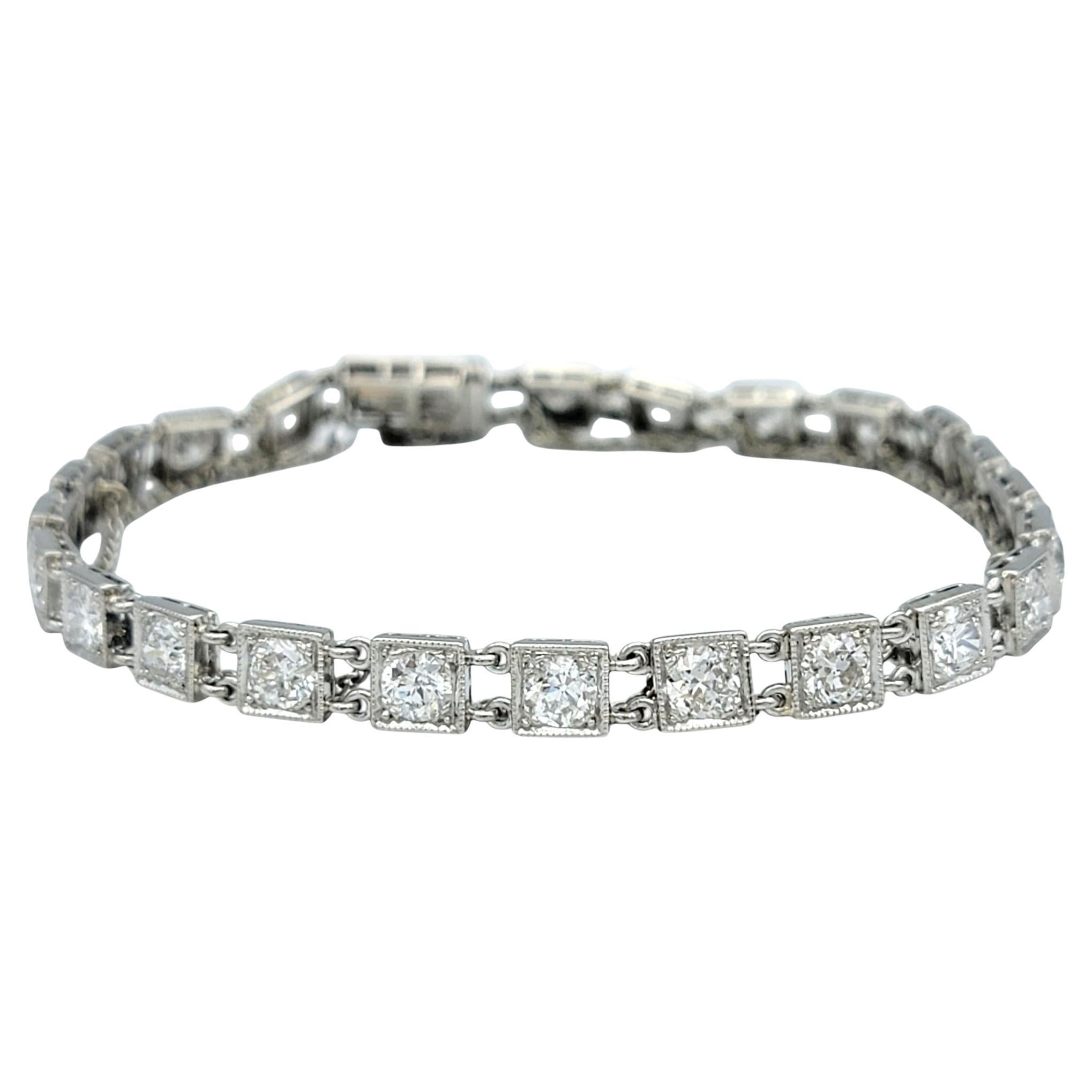 Tauchen Sie ein in eine Welt zeitloser Eleganz mit diesem außergewöhnlichen Diamantarmband im Vintage-Stil. Mit seiner atemberaubenden Brillanz und seinem klassischen Design fängt dieses Armband mit einer Reihe von Diamanten im alten europäischen