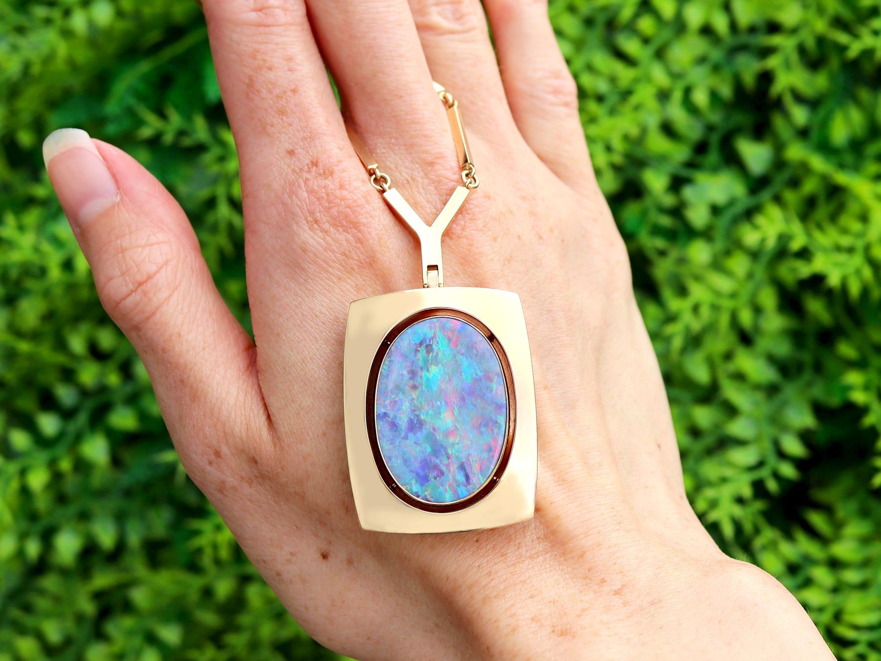 A stunning, fine and impressive vintage 6.34 carat opal and 14 karat yellow gold pendant; part of our diverse collection of vintage opal jewelry.

This stunning, fine and impressive vintage gold pendant has been crafted in 14k yellow gold.

The