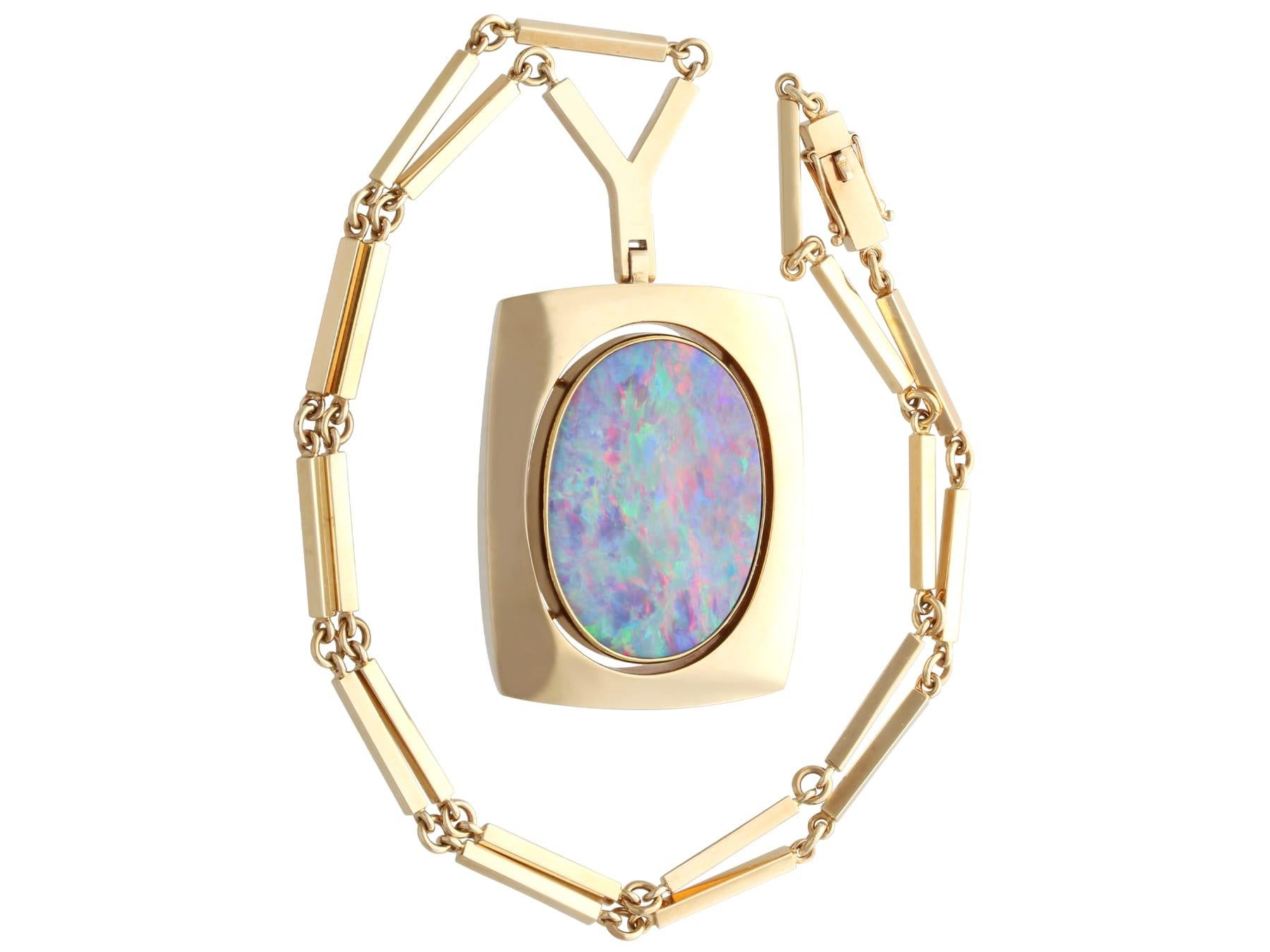 Vintage 6.34 Carat Opal and 14k Yellow Gold Pendant Circa 1950 In Excellent Condition For Sale In Jesmond, Newcastle Upon Tyne