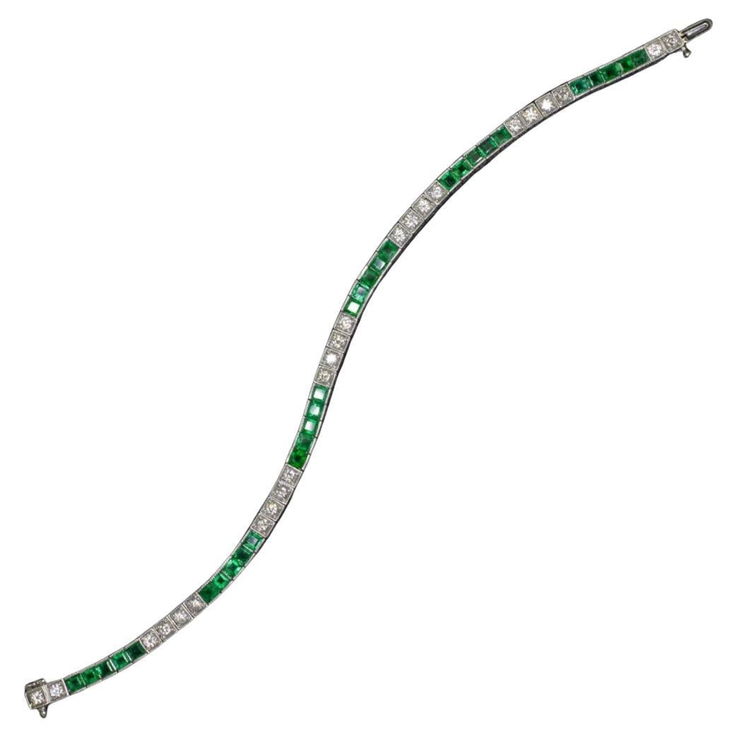 Vintage 6.5 Carat Emerald & Diamond Tennis Bracelet in Platinum – Channel Set
This exquisite vintage tennis bracelet features a harmonious blend of natural emeralds and diamonds, totaling 6.5 carats, all elegantly set in platinum. The channel