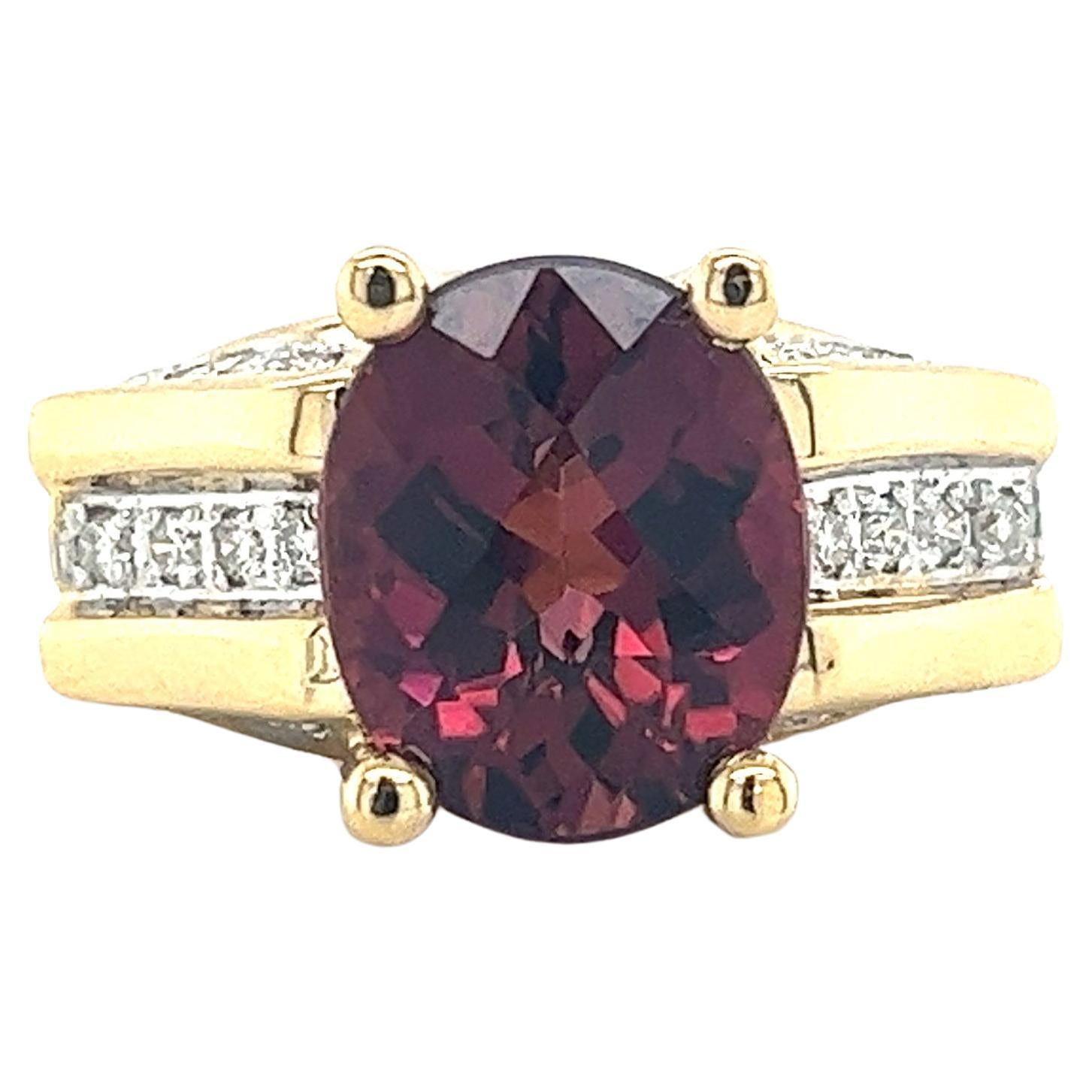 Bague Vintage 6.5 Carat Oval Cut Red Tourmaline. Serti en or jaune 18 carats brillant avec une superposition d'or blanc où sont sertis les diamants. Cette bague en pierre semi-précieuse est sertie et pèse 11 grammes.

La captivante tourmaline ovale