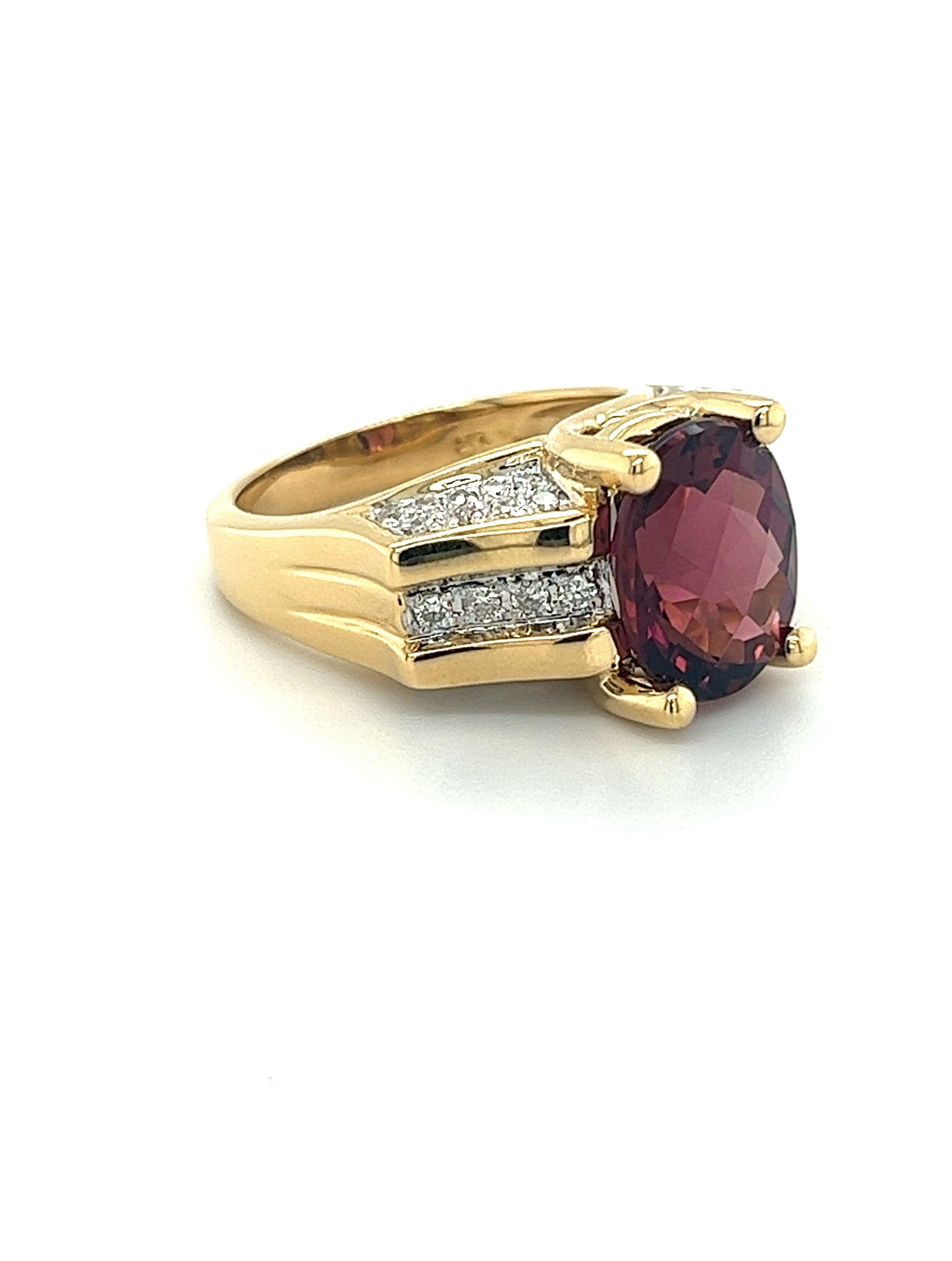 Contemporain Bague vintage en or 18 carats de 6,5 carats avec tourmaline rouge et diamants ronds en deux tons en vente