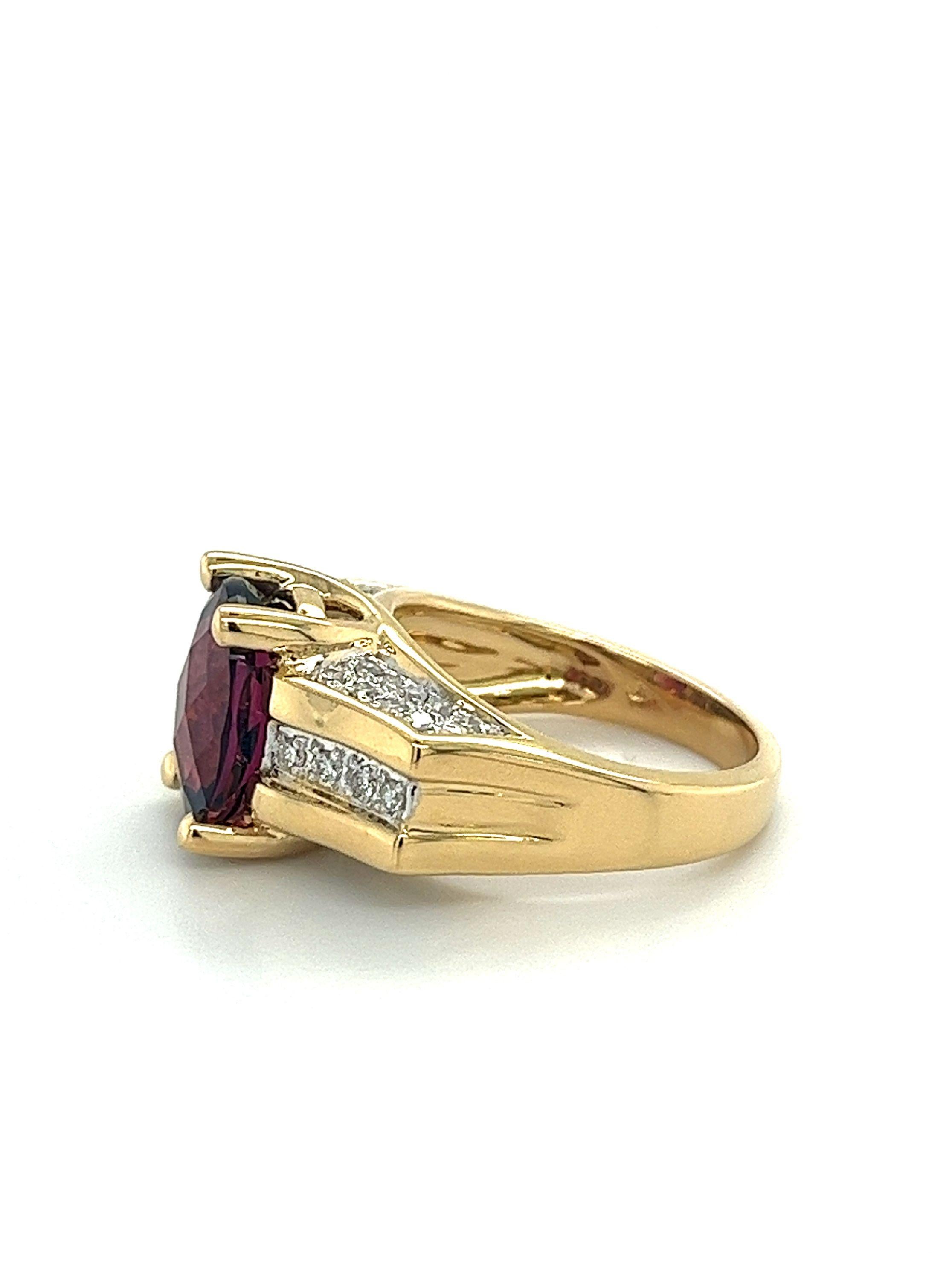 Taille ovale Bague vintage en or 18 carats de 6,5 carats avec tourmaline rouge et diamants ronds en deux tons en vente