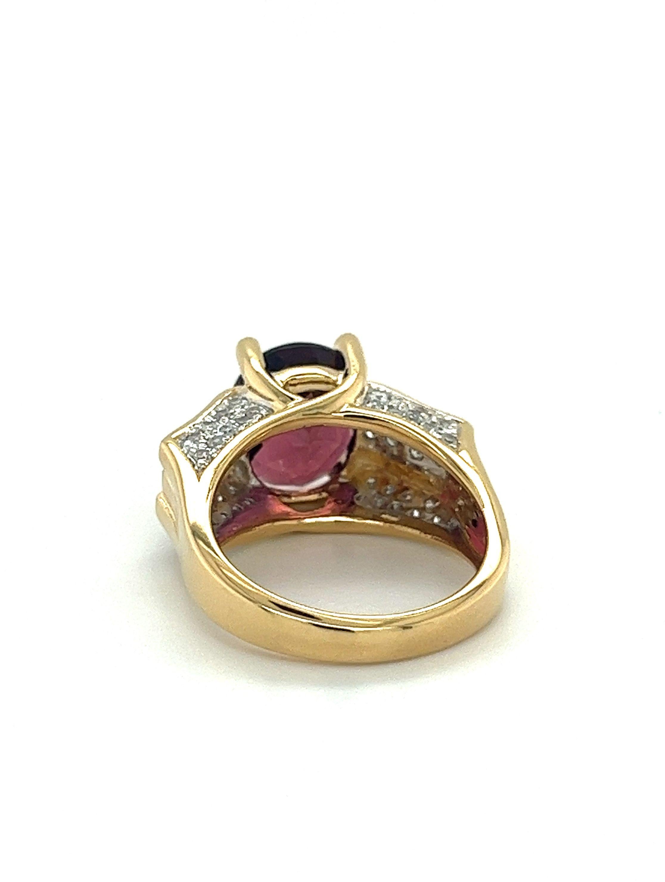 Bague vintage en or 18 carats de 6,5 carats avec tourmaline rouge et diamants ronds en deux tons Excellent état - En vente à Miami, FL