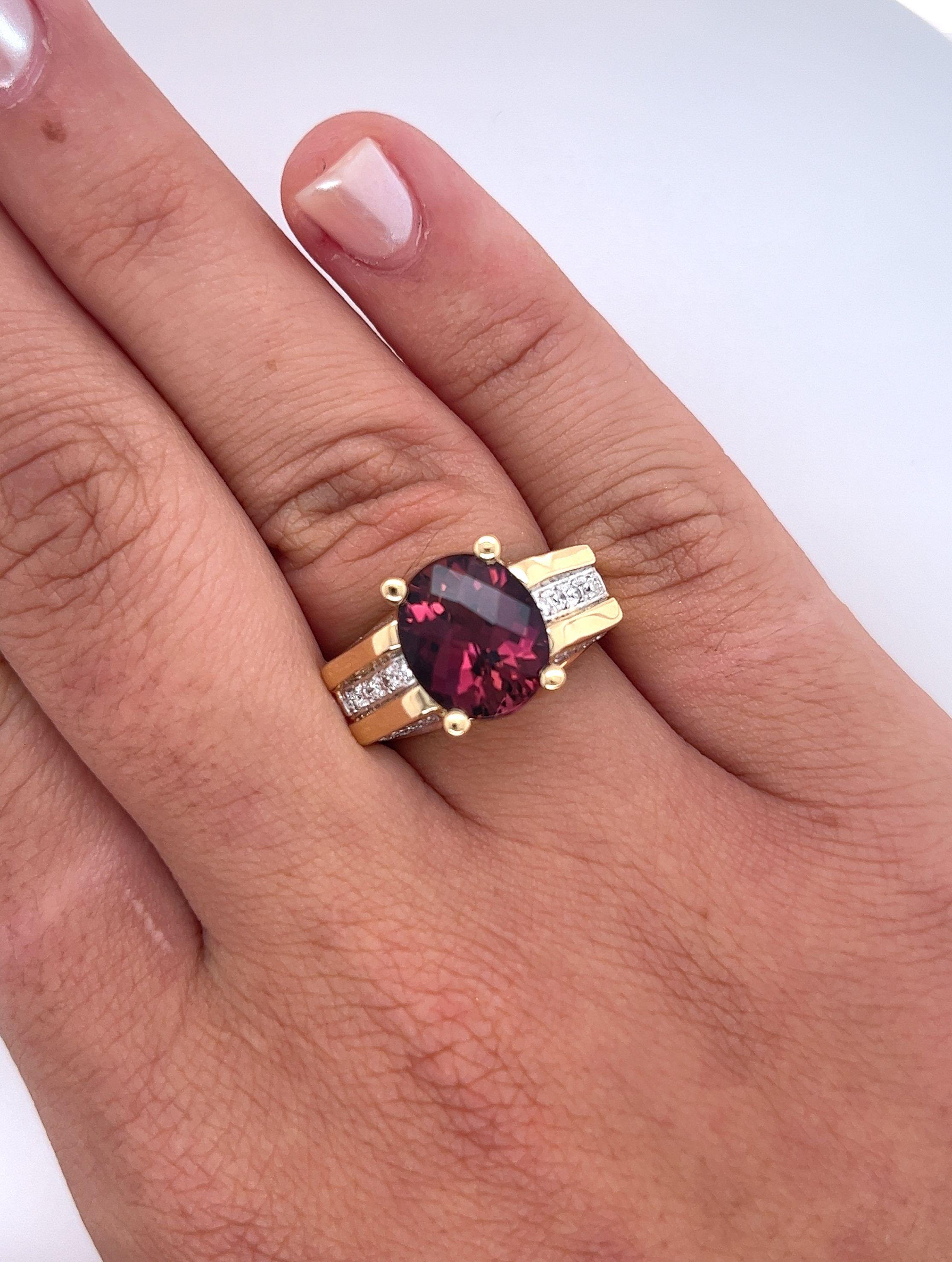 Bague vintage en or 18 carats de 6,5 carats avec tourmaline rouge et diamants ronds en deux tons Pour femmes en vente