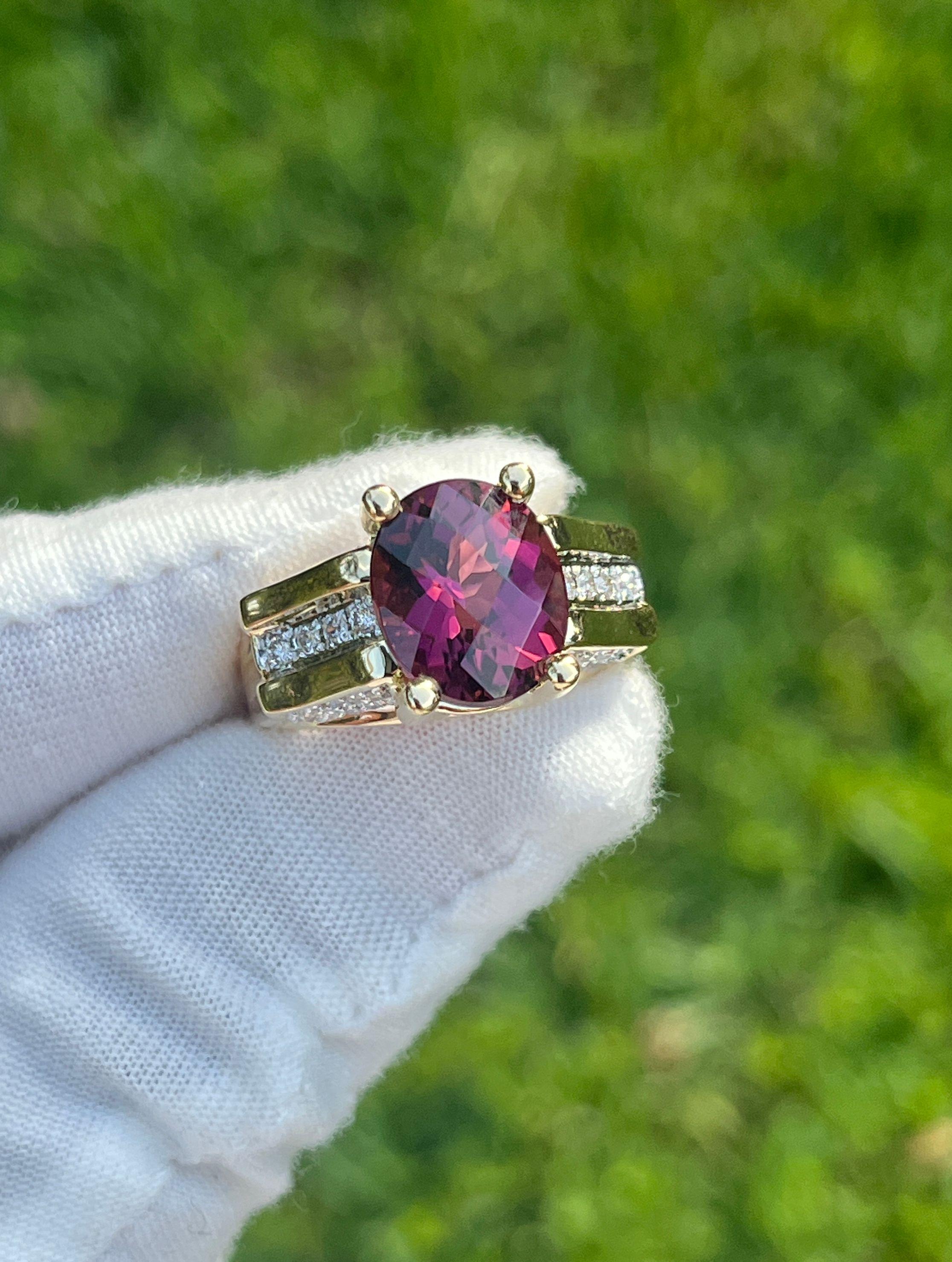 Bague vintage en or 18 carats de 6,5 carats avec tourmaline rouge et diamants ronds en deux tons en vente 2