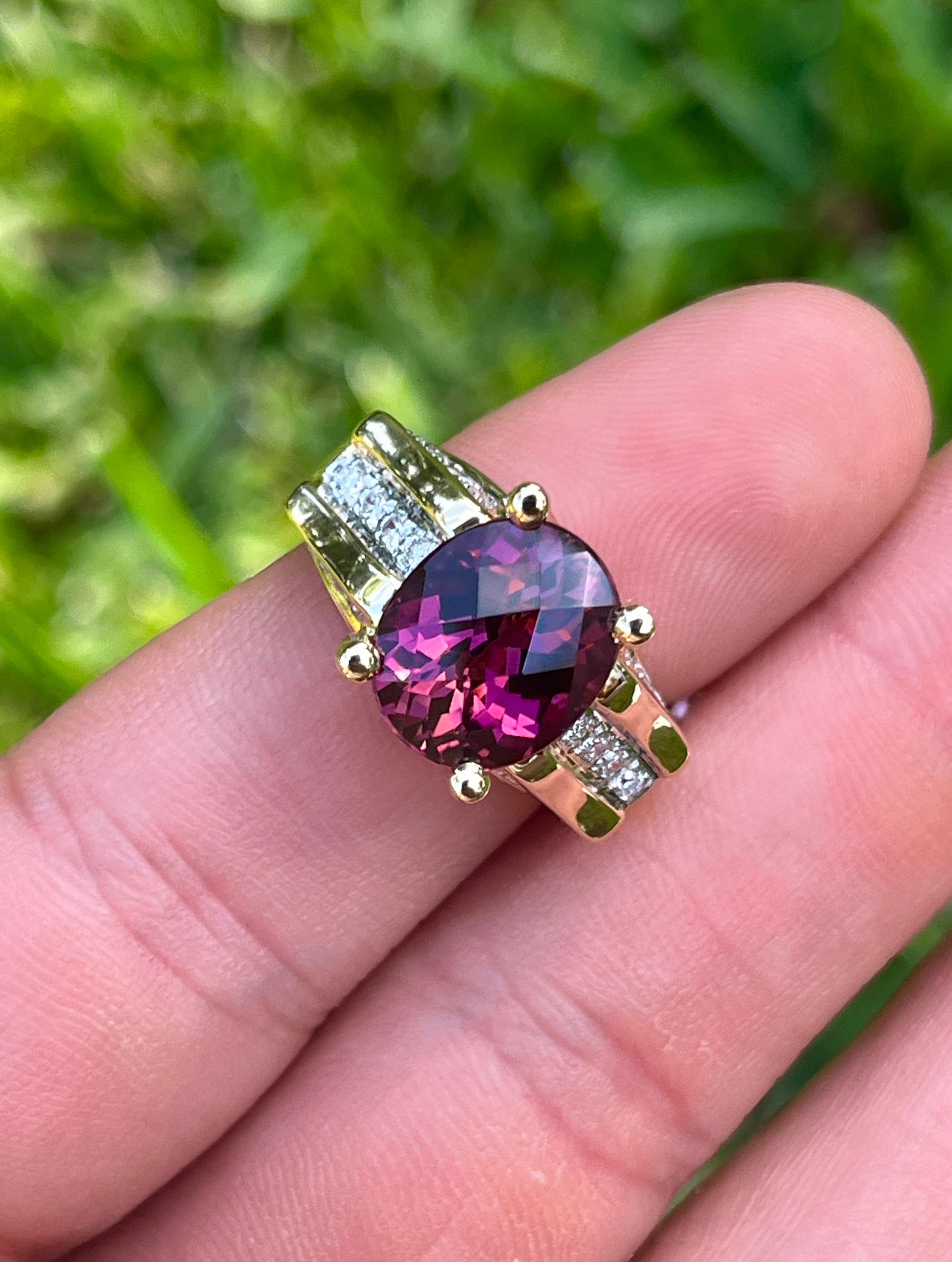 Bague vintage en or 18 carats de 6,5 carats avec tourmaline rouge et diamants ronds en deux tons en vente 3