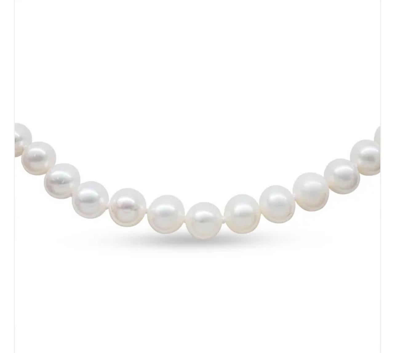 Vintage Akoya Pearl Single Strand Necklace Length 14 K Gold In Excellent Condition In New York, NY