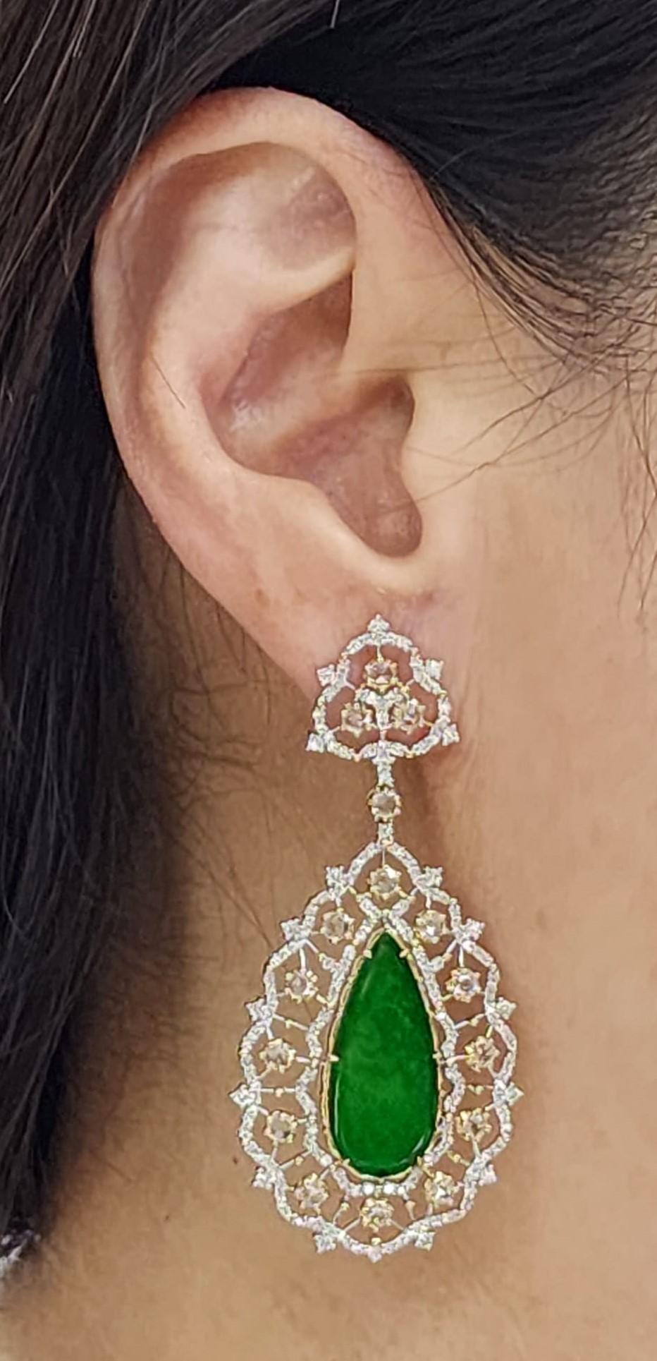 Vintage 6.54 Total Carat Jadeite and Diamond Drop Earring in 18 Karat Gold In New Condition For Sale In Hong Kong, HK