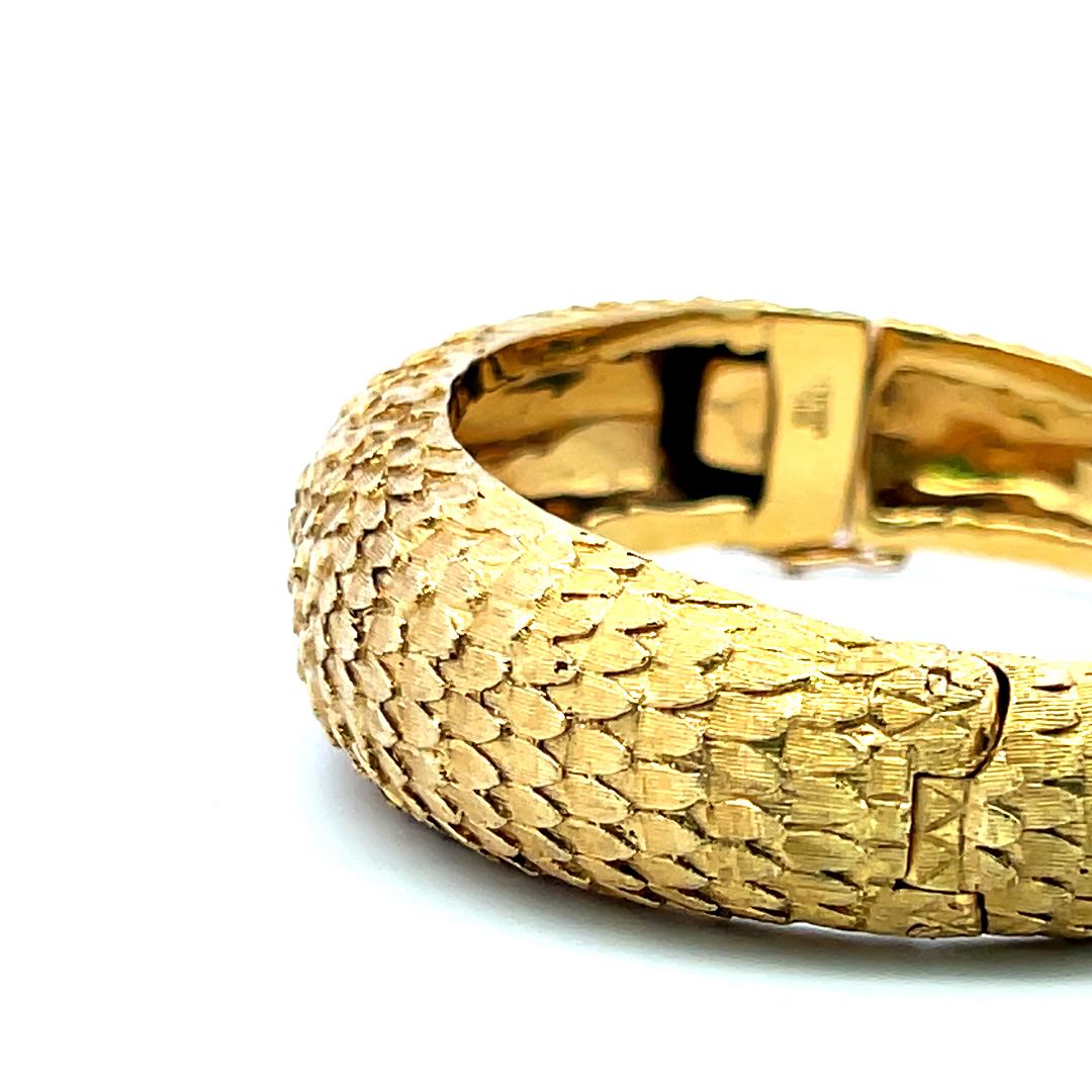 Vintage 65.50 Grams 18 Karat Yellow Gold Dragon Textured Bangle Bracelet For Sale 7