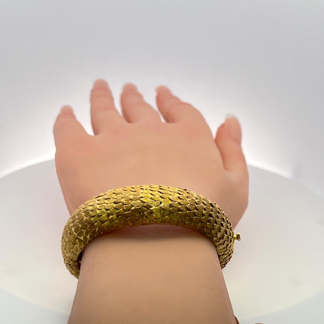 Vintage 65.50 Grams 18 Karat Yellow Gold Dragon Textured Bangle Bracelet For Sale 8