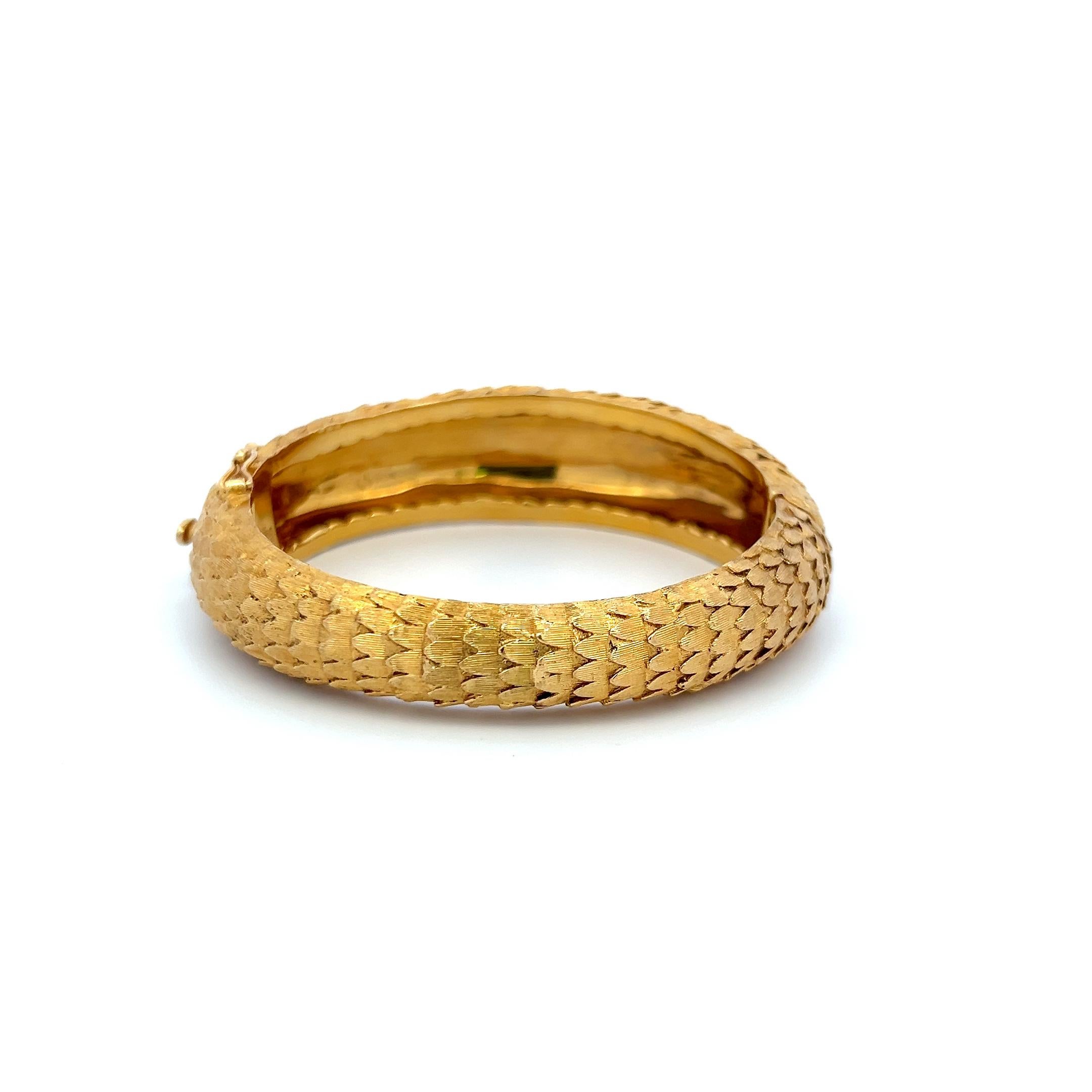 Vintage 65.50 Grams 18 Karat Yellow Gold Dragon Textured Bangle Bracelet In Good Condition For Sale In New York, NY