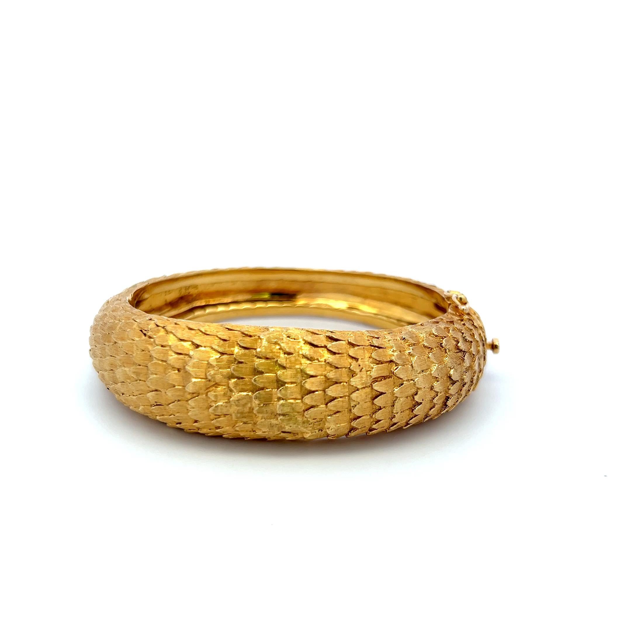Vintage 65.50 Grams 18 Karat Yellow Gold Dragon Textured Bangle Bracelet For Sale 1