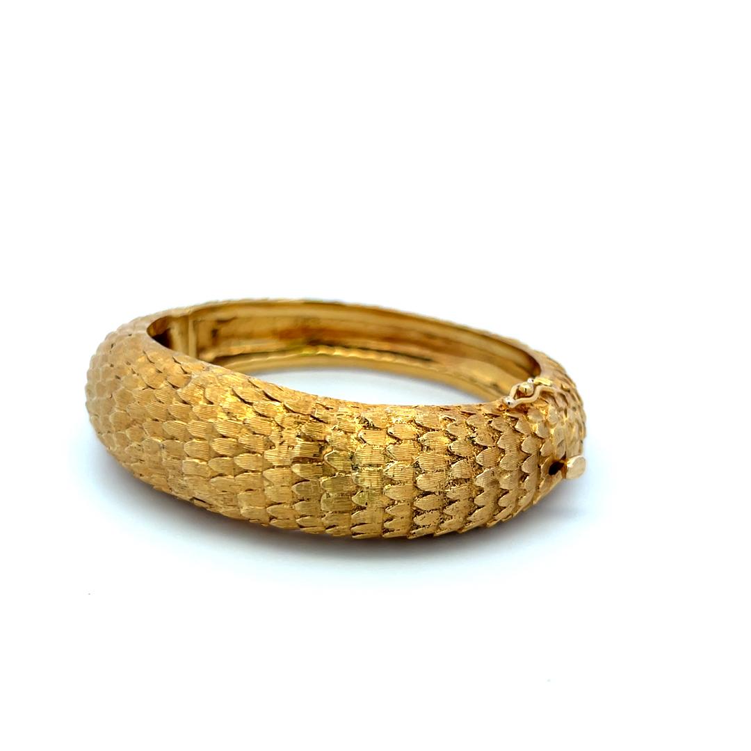 Vintage 65.50 Grams 18 Karat Yellow Gold Dragon Textured Bangle Bracelet For Sale 2