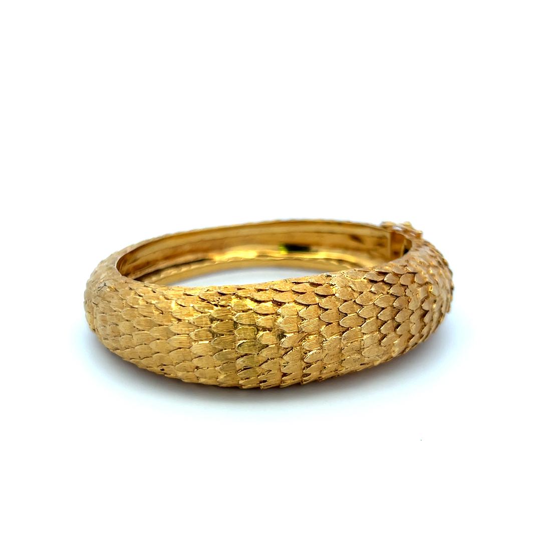 Vintage 65.50 Grams 18 Karat Yellow Gold Dragon Textured Bangle Bracelet For Sale 3