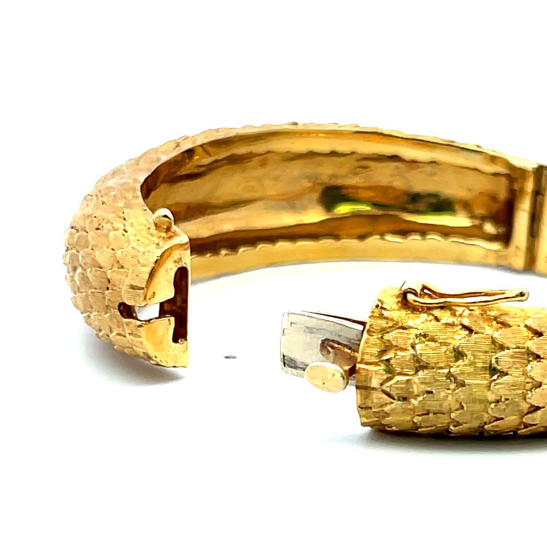 Vintage 65.50 Grams 18 Karat Yellow Gold Dragon Textured Bangle Bracelet For Sale 5