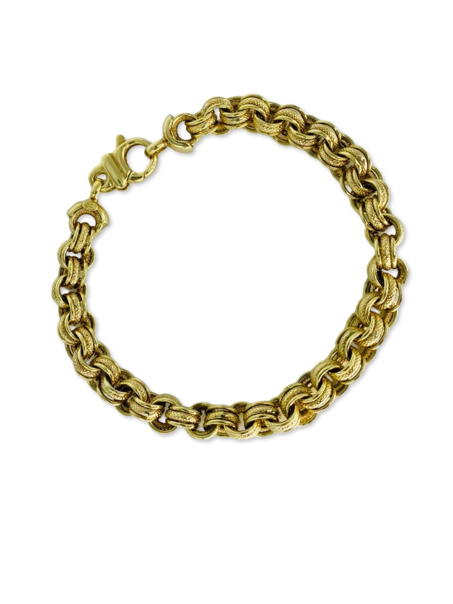 Vintage 6.5mm Fancy Round Link Bracelet. Le bracelet présente un mouvement autour d'un cercle rond de maillons martelés d'or. Le bracelet est réalisé en or 14k et est signé GG pour makers mark. Le bracelet pèse 11,6 g et mesure 7 pouces de long.