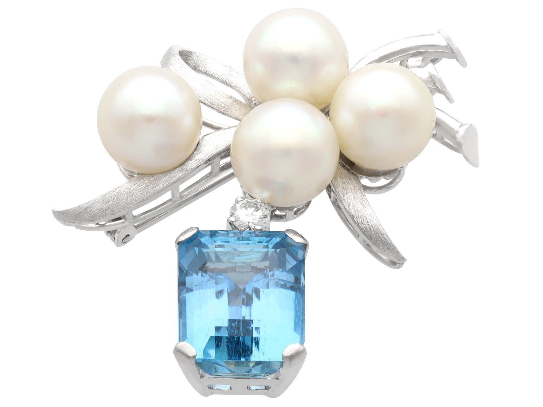 Un asombroso, fino e impresionante broche vintage de aguamarina de 6,68 quilates, perla cultivada y diamante de 0,13 quilates, de oro blanco de 18 quilates y 14 quilates; forma parte de nuestras diversas colecciones de joyas antiguas y joyas de