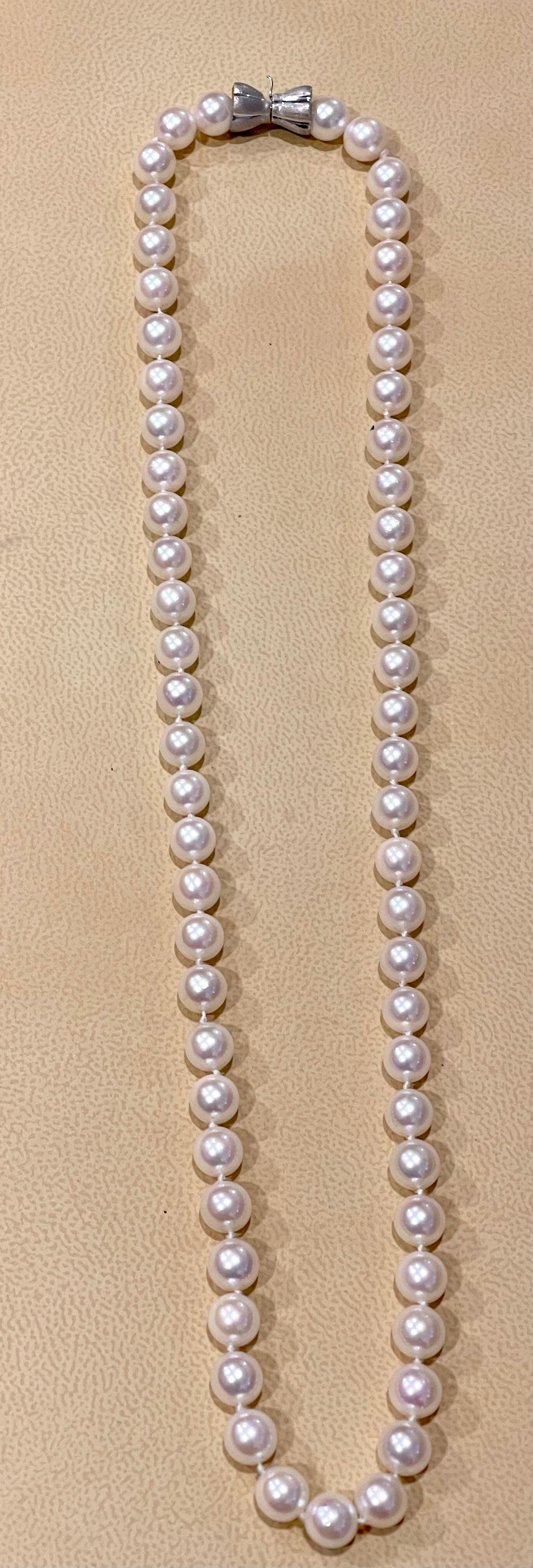 This marvelous vintage Pearl necklace features 1 row of luscious  Japanese Akoya   pearls with 14 karat White  gold
Clasp is beautiful with drum shape clasp
(measuring approx. 6.7mm 
 white  color
VINTAGE

PRE-OWNED 
 ESTATE PIECE

Length of  Strand