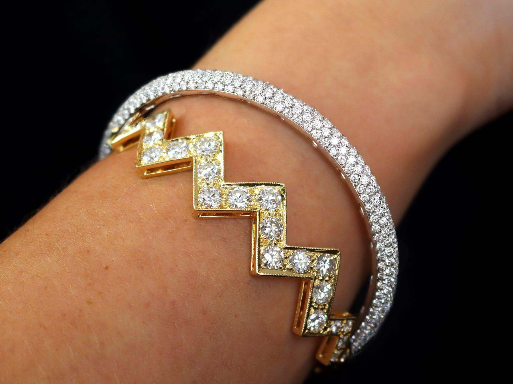 Taille ronde Bracelet jonc vintage en or jaune 18 carats et diamants de 6,77 carats, 1982 en vente