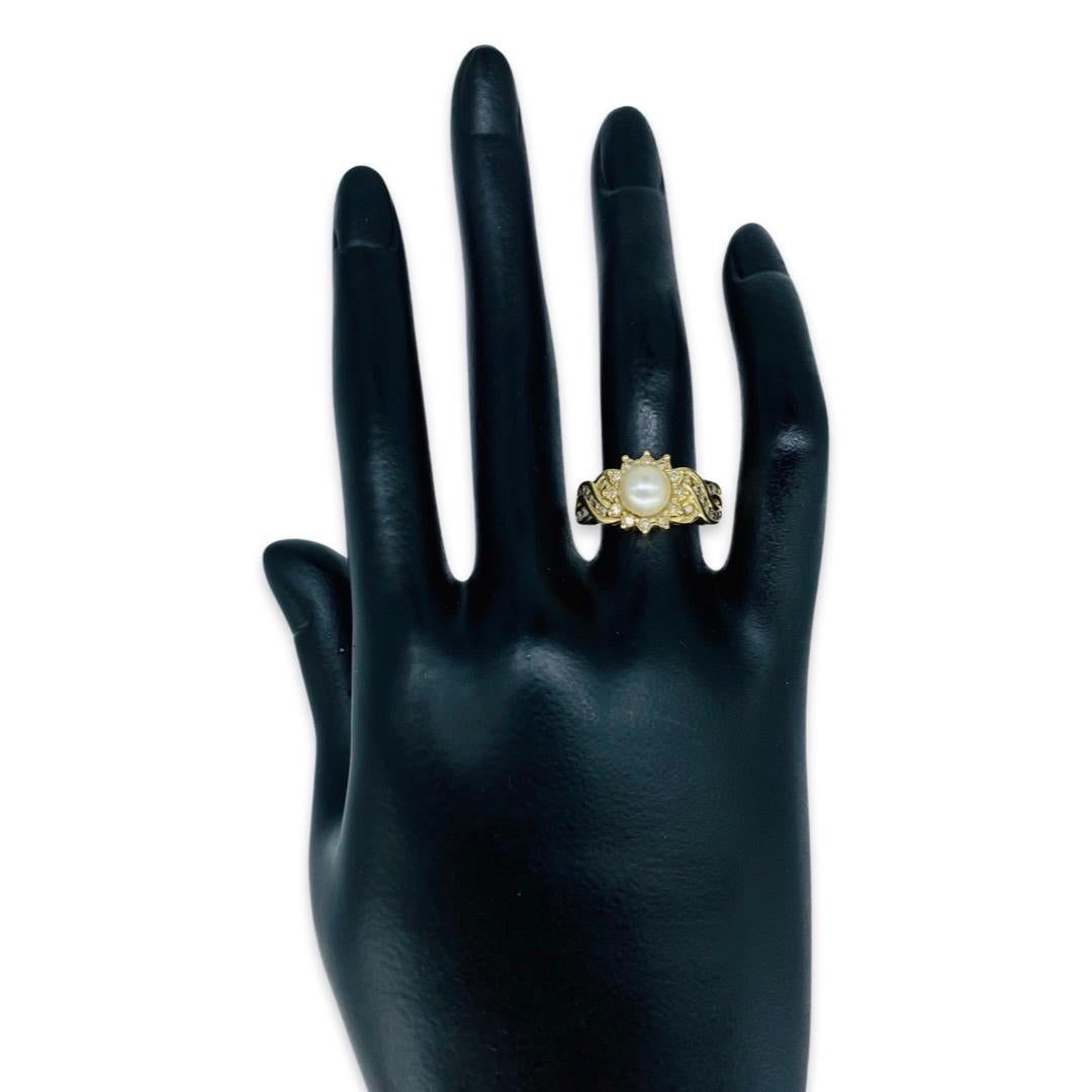 Vintage 6,7 mm Perle 0,45 Karat Diamant Ring 14k Gold. Sehr schöner und gut gemachter Ring mit ca. 0,45 Karat Gesamtgewicht der Diamanten, die die zentrale Perle umgeben. Die Diamanten sind an den Seiten gefasst und sind sehr elegant. Die Reinheit