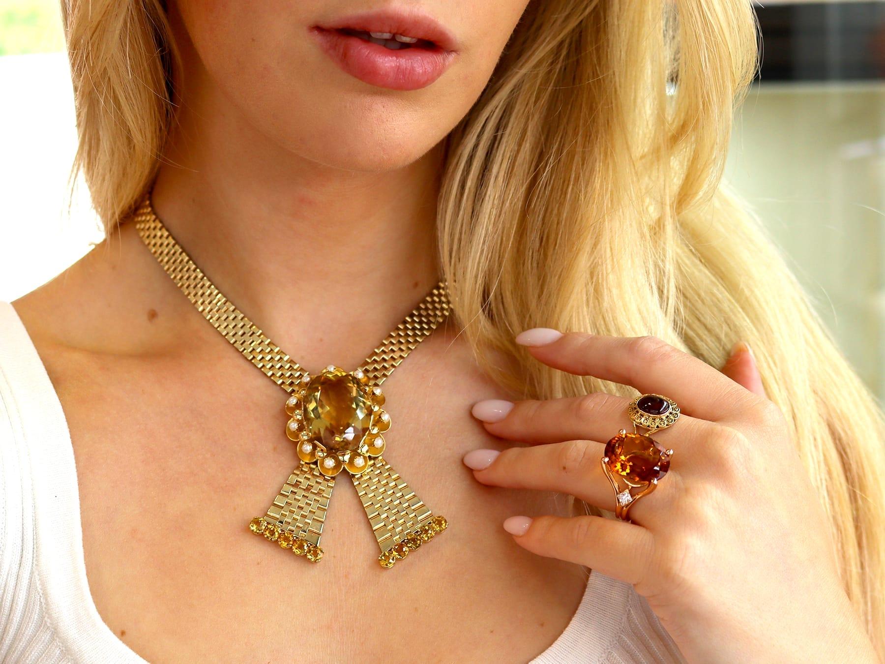 Taglio ovale Vintage By 68,50 Carati, Citrino e Perla, Collana in Oro Giallo 9 Carati (1957) in vendita