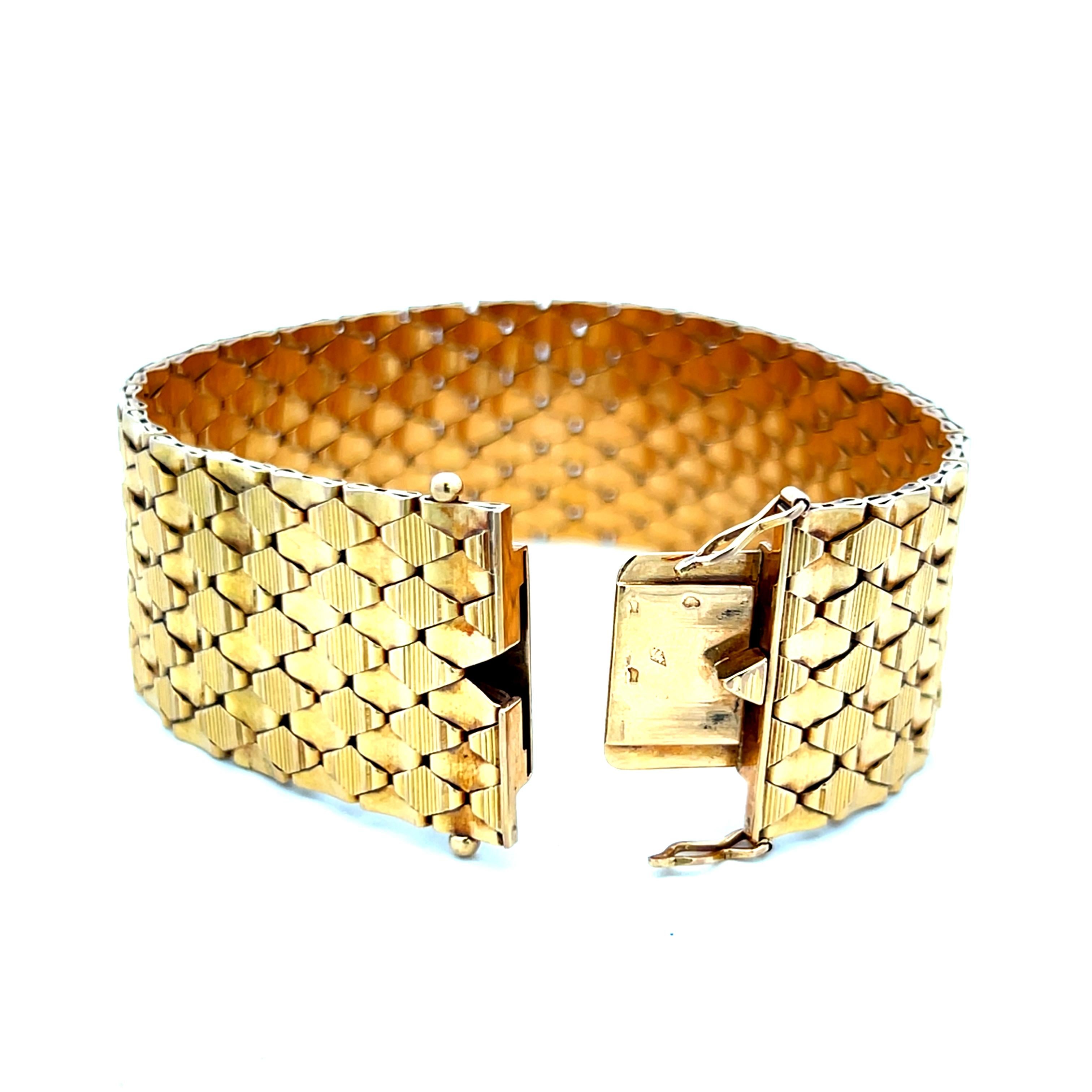 Title:
18 Karat Yellow Gold Retro Bracelet
Style:
Retro
Metal:
18 Karat Yellow Gold
Dimension:
7*0.93*0.07IN
Weight:
68.9 Grams
Condition:
Vintage And Estate
Product ID:
4J1763
Note:
Please note that all the non-GIA Gemstones' Weight, Color, Cut,
