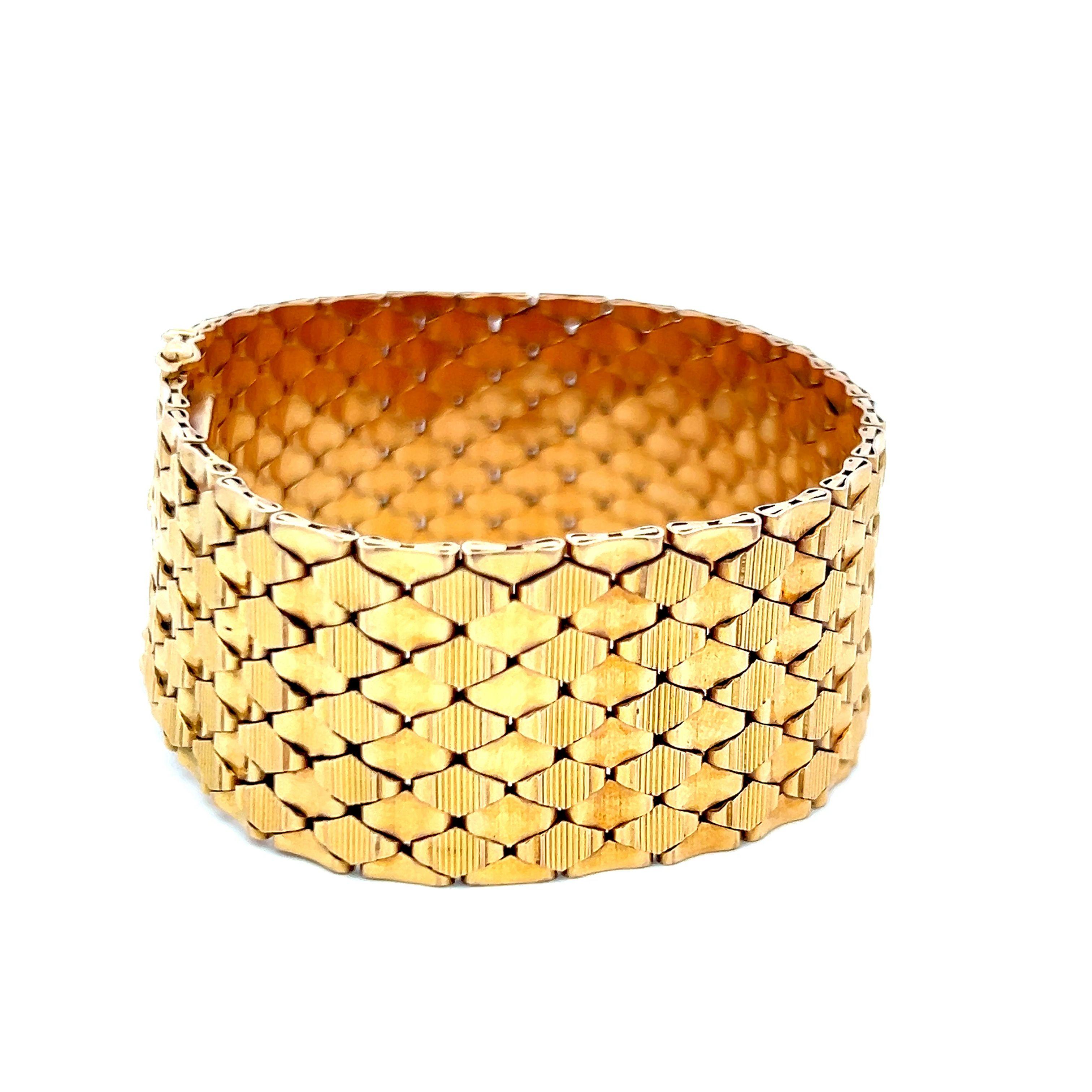 Vintage 68.90 Grams French Retro 18 Karat Yellow Gold Retro Bracelet In Good Condition In New York, NY