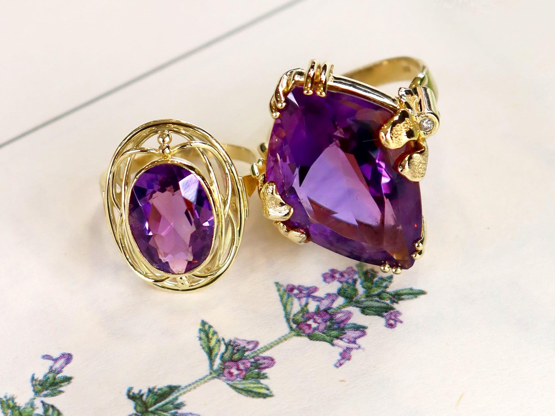 Oval Cut Vintage 6.91Ct Amethyst and 14k Yellow Gold Dress Ring 1940 For Sale