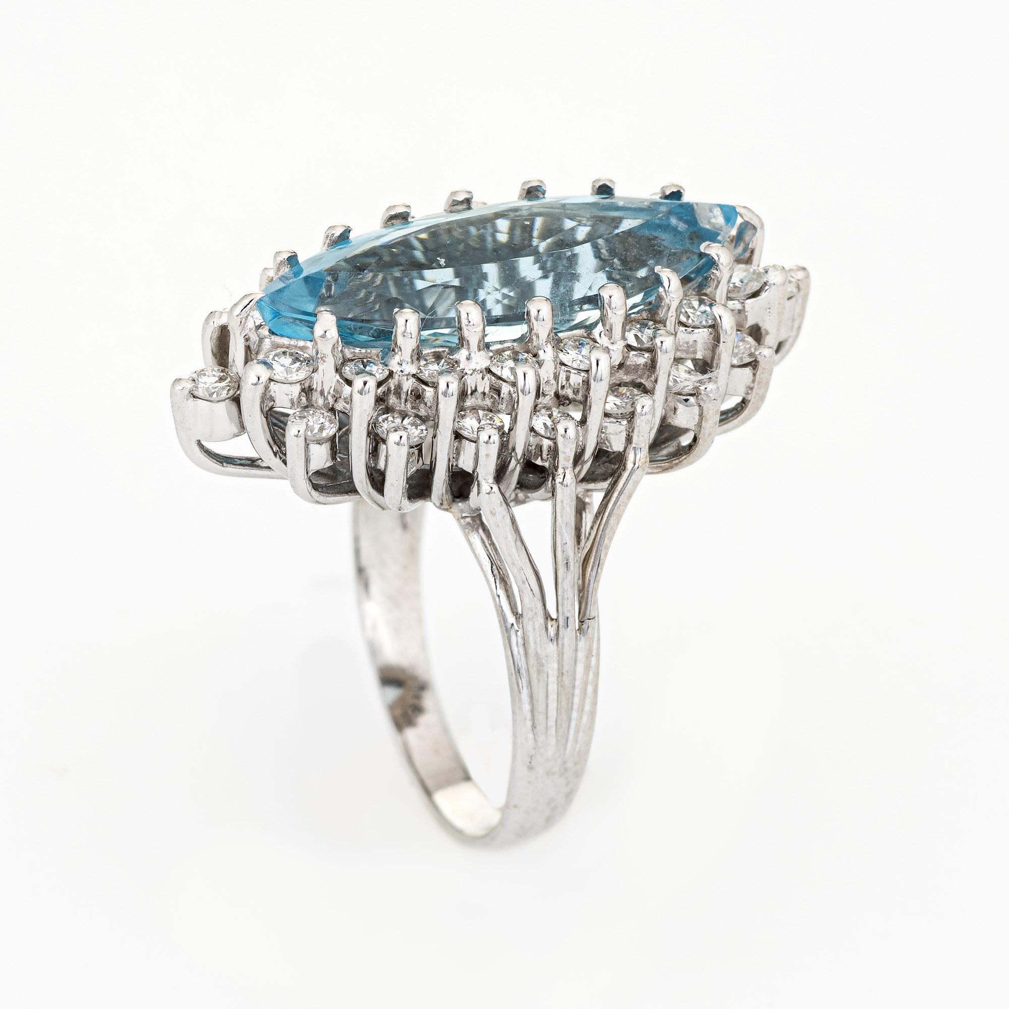 Stilvoller Vintage-Aquamarin-Diamant-Cocktailring (ca. 1960er bis 1970er Jahre) aus 14 Karat Weißgold. 

Der Aquamarin im Marquiseschliff misst 21 mm x 8 mm (geschätzte 6,0 Karat) und ist mit 32 runden Diamanten im Brillantschliff besetzt, die