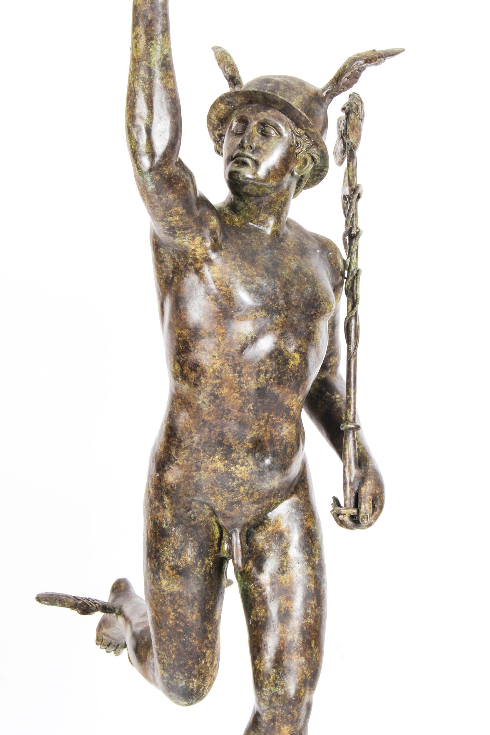 Es handelt sich um eine große und schön detaillierte Bronzeskulptur des Merkur, auch bekannt als Hermes, aus der zweiten Hälfte des 20.

Merkur ist wunderschön mit einer auffälligen Grünspanpatina dargestellt und steht auf einem Windstoß, der aus