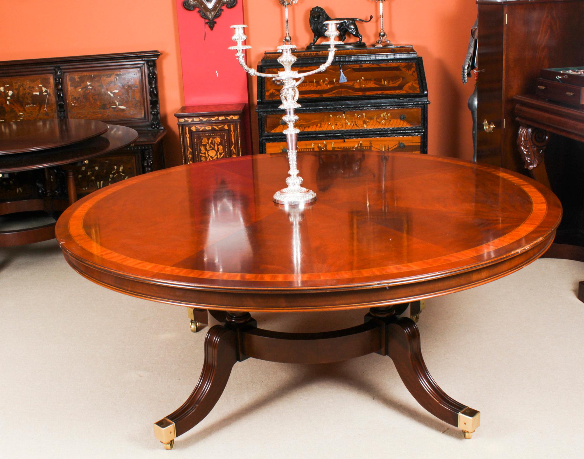 Vintage Regency Revival Dining Table & 8 Chairs Mid 20th Century In Good Condition In London, GB