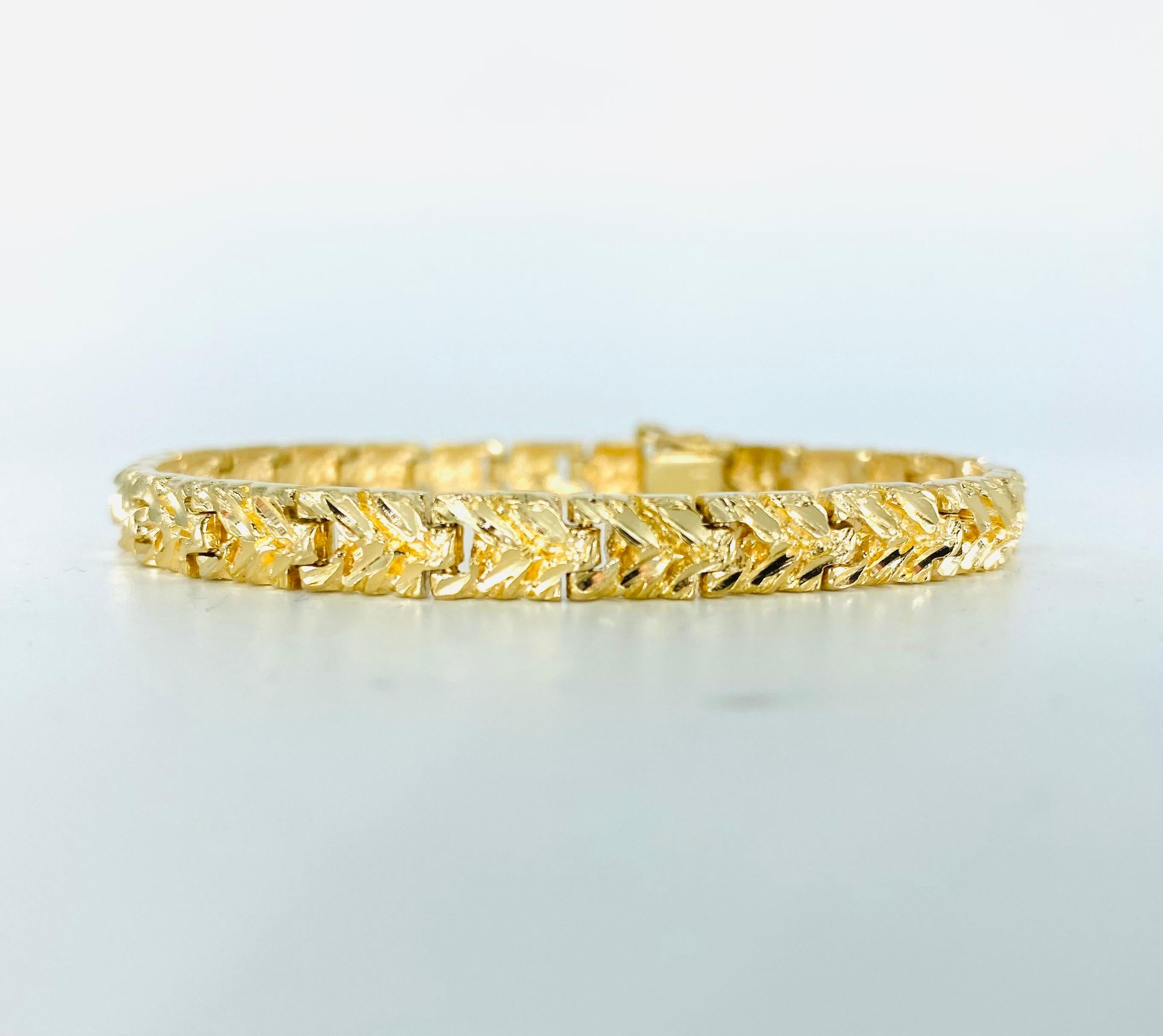 Vintage 6mm Nugget Style Diamond Cut Leaf Design Link Bracelet 14k Gold. Very unique design bracelet weighing approx 19.8 grams solid 14k gold. The bracelet is 6mm wide and measures 7 inches in length.