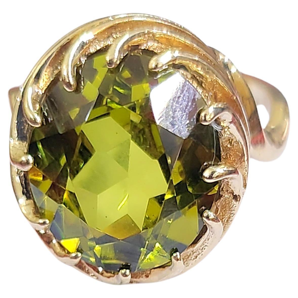 Vintage solitare Stil Ring mit 7 Karat natürlichen olivgrünen Farbe Peridot Stein mit einem Durchmesser von 13mm×11mm in detaillierten Zacken Ring ist aus 10k Gold stammt aus Europa 1960er Jahren gemacht zentriert