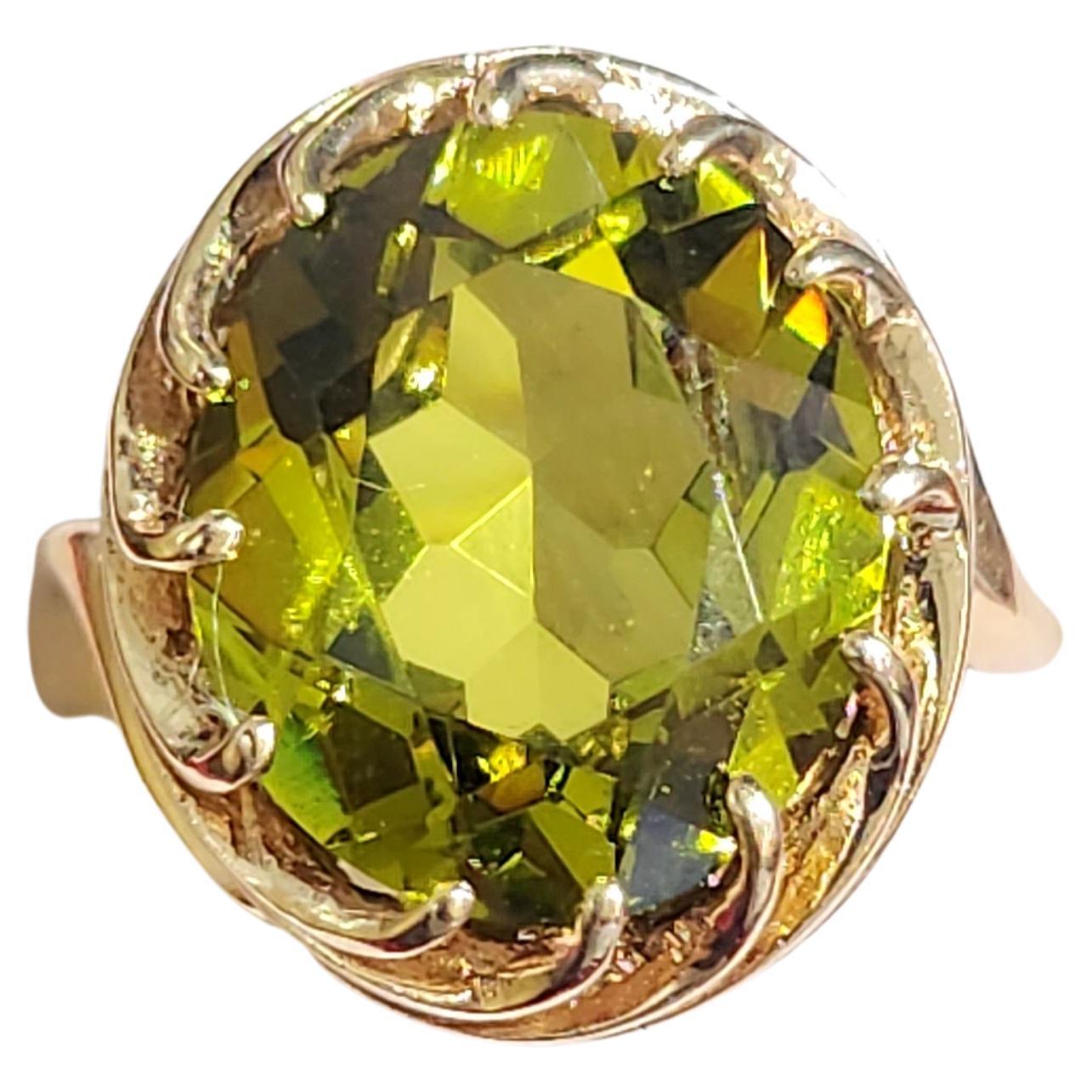 Goldring mit 7 Karat Peridot, Vintage im Zustand „Gut“ im Angebot in Cairo, EG