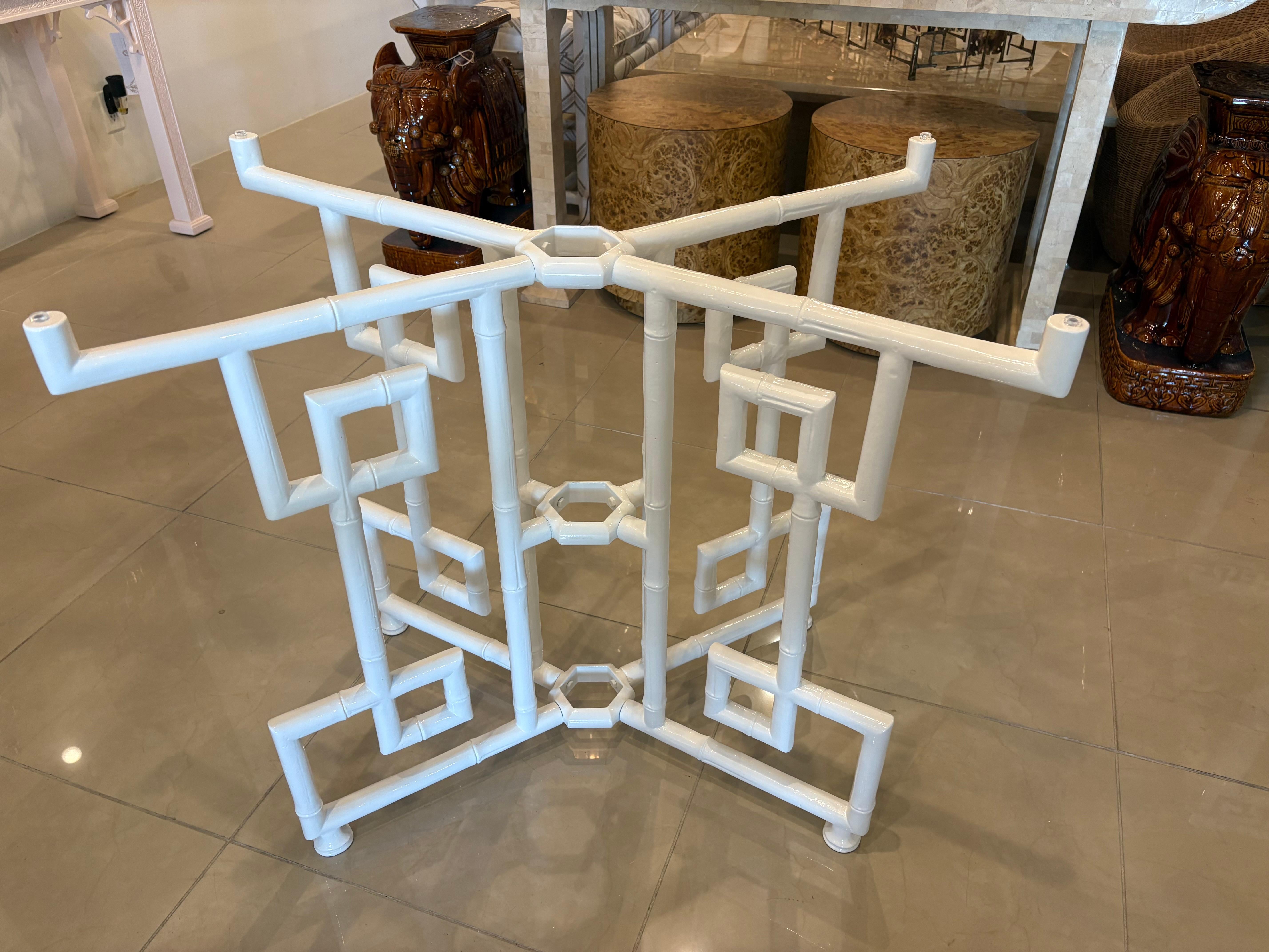 Incredibile giardino patio vintage anni '70 con set da esterno da 7 pezzi. Questo può essere utilizzato come sala da pranzo.  tavolo, all'interno, all'aperto o nel patio. Si tratta di un set incredibilmente raro da trovare. Il tavolo e le sedie sono