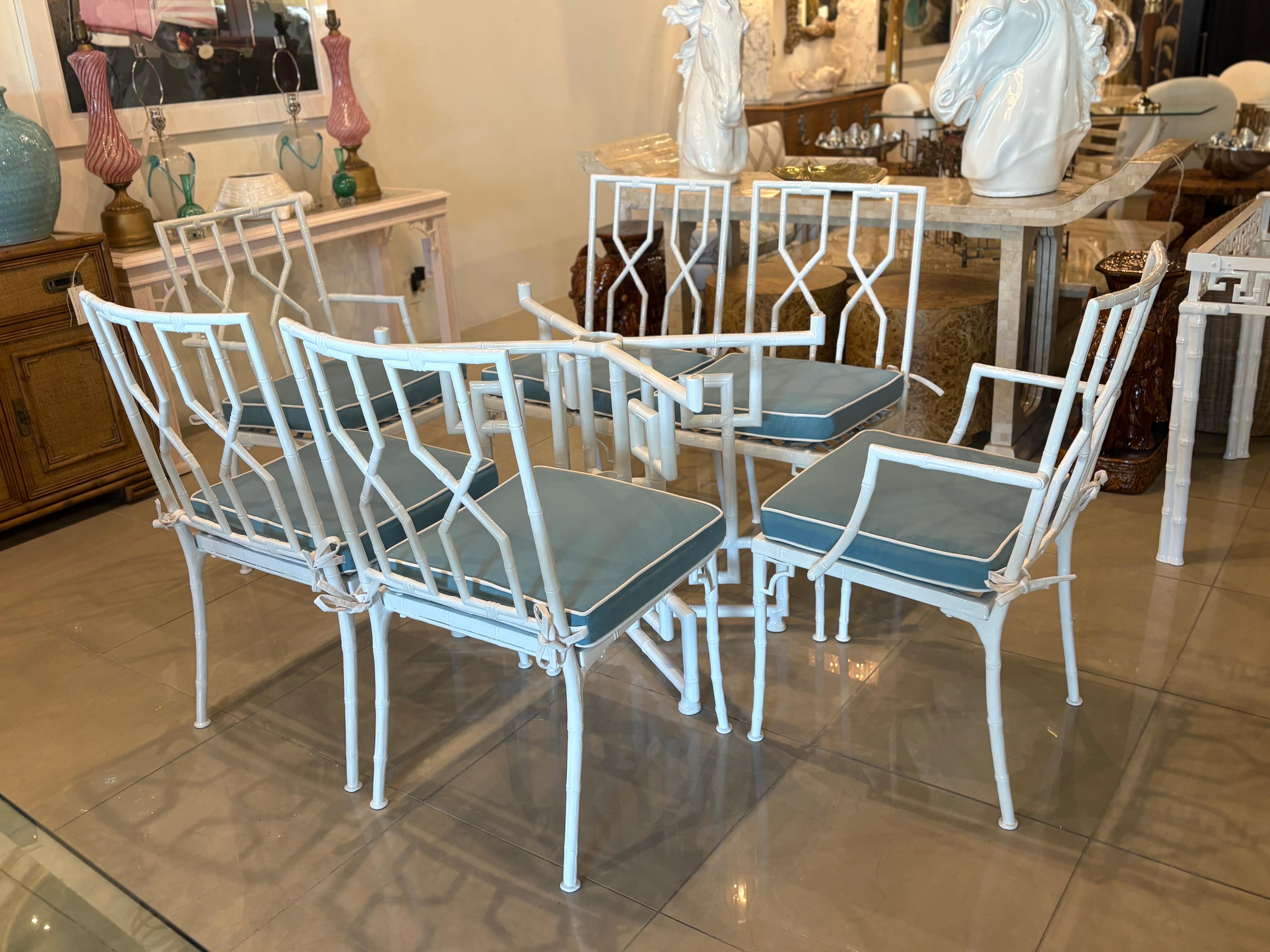Metallo Tavolo da pranzo del patio in finto bambù con 7 pezzi e sedie restaurati in vendita