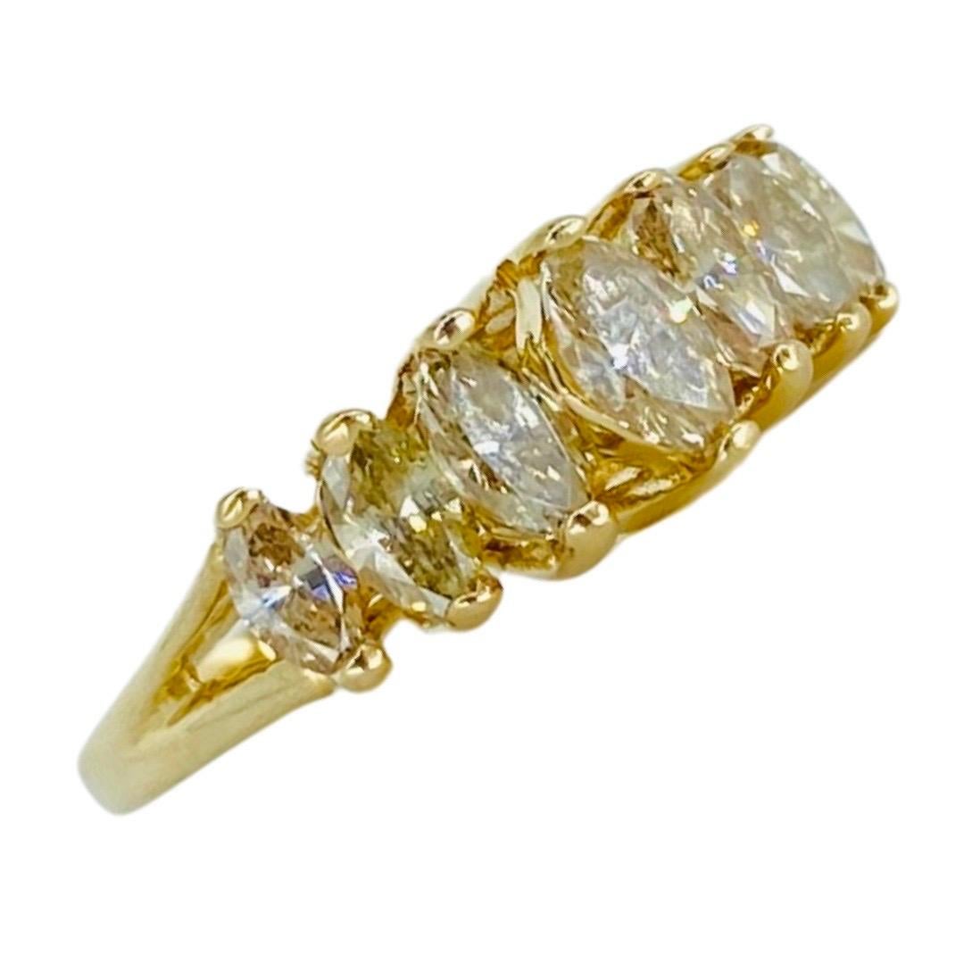 Vintage 7-Stone 1.60 Carat Marquise Champagne Diamond Half Eternity Ring 14k. De magnifiques diamants naturels de couleur champagne complètent l'anneau d'or pour un mélange des deux dans une bague unique. Cette bague confortable a été conçue par le