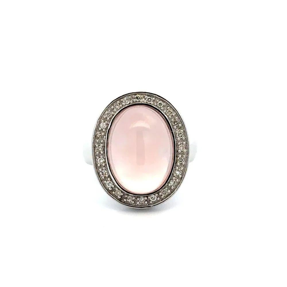Sencillamente hermoso Elegante y finamente detallado Anillo Halo de Oro con Cuarzo Rosa y Diamantes. Centra un cabujón de cuarzo rosa engarzado a mano, con un peso aproximado de 7,00 quilates, rodeado de diamantes, aprox. 0,24 qt. Montaje artesanal