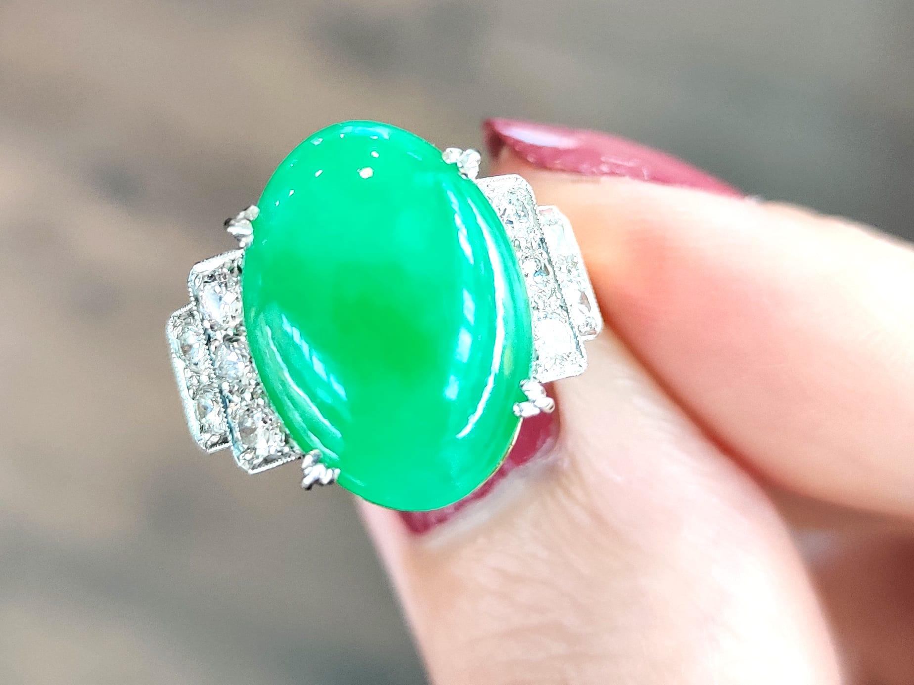 Taille ronde Bague vintage en or jaune 22 carats avec jadéite de 7,02 carats et diamants de 0,70 carat en vente