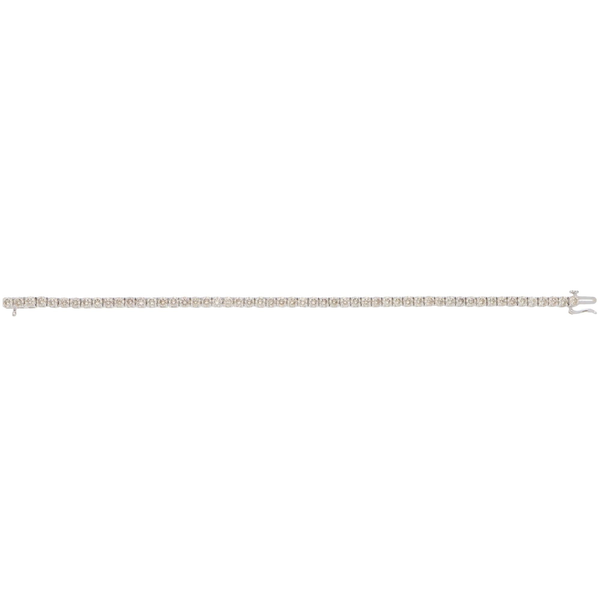Ein wunderschönes Vintage-Diamant-Line-Tennisarmband aus 9 Karat Weißgold.

Das Armband besteht aus insgesamt 55 runden Diamanten im Brillantschliff. Alle Steine sind sicher mit vier Zacken gefasst und in ihrer Größe perfekt aufeinander abgestimmt.