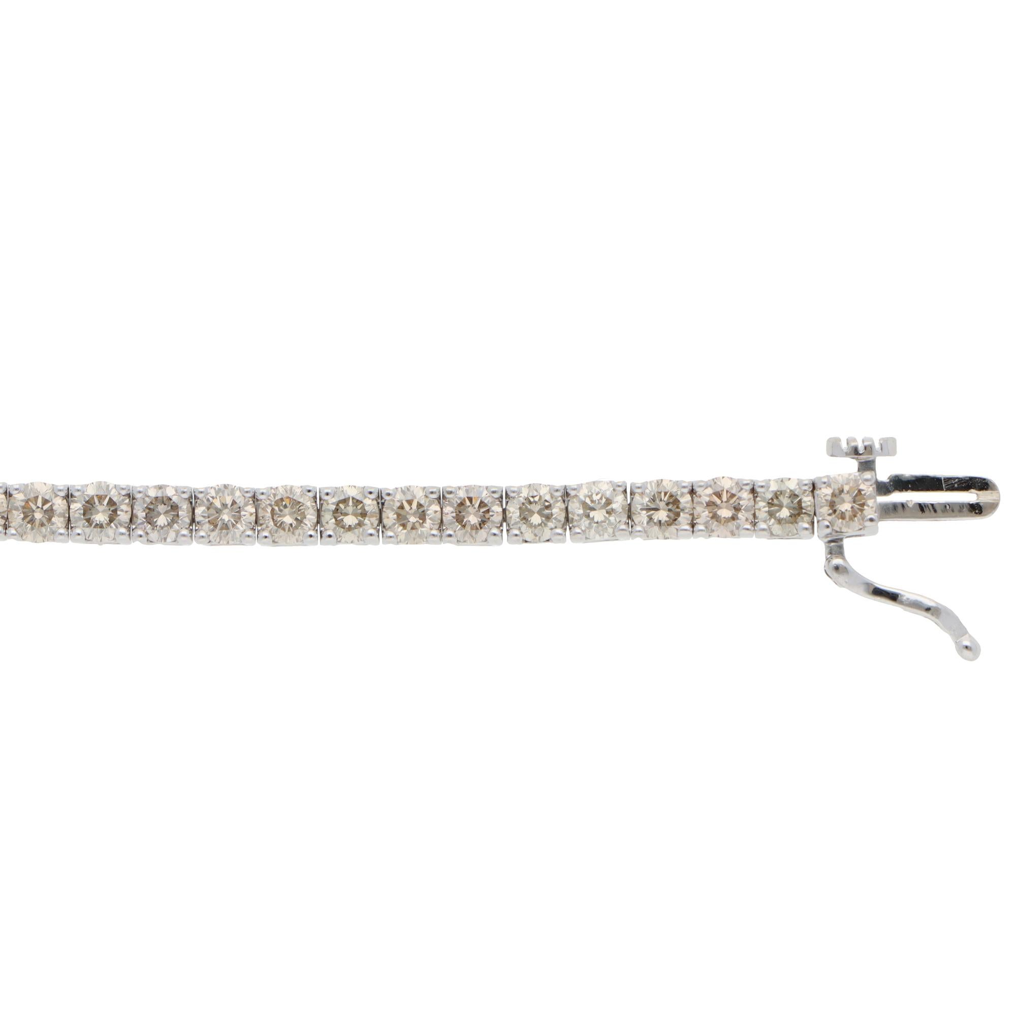 Vintage 7.05 Karat Diamant-Linien-Tennisarmband aus Weißgold (Brillantschliff) im Angebot